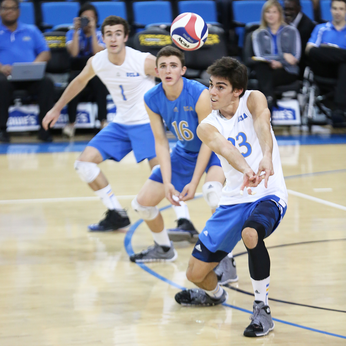 UCLA men’s volleyball freshmen star against Pacific - Daily Bruin