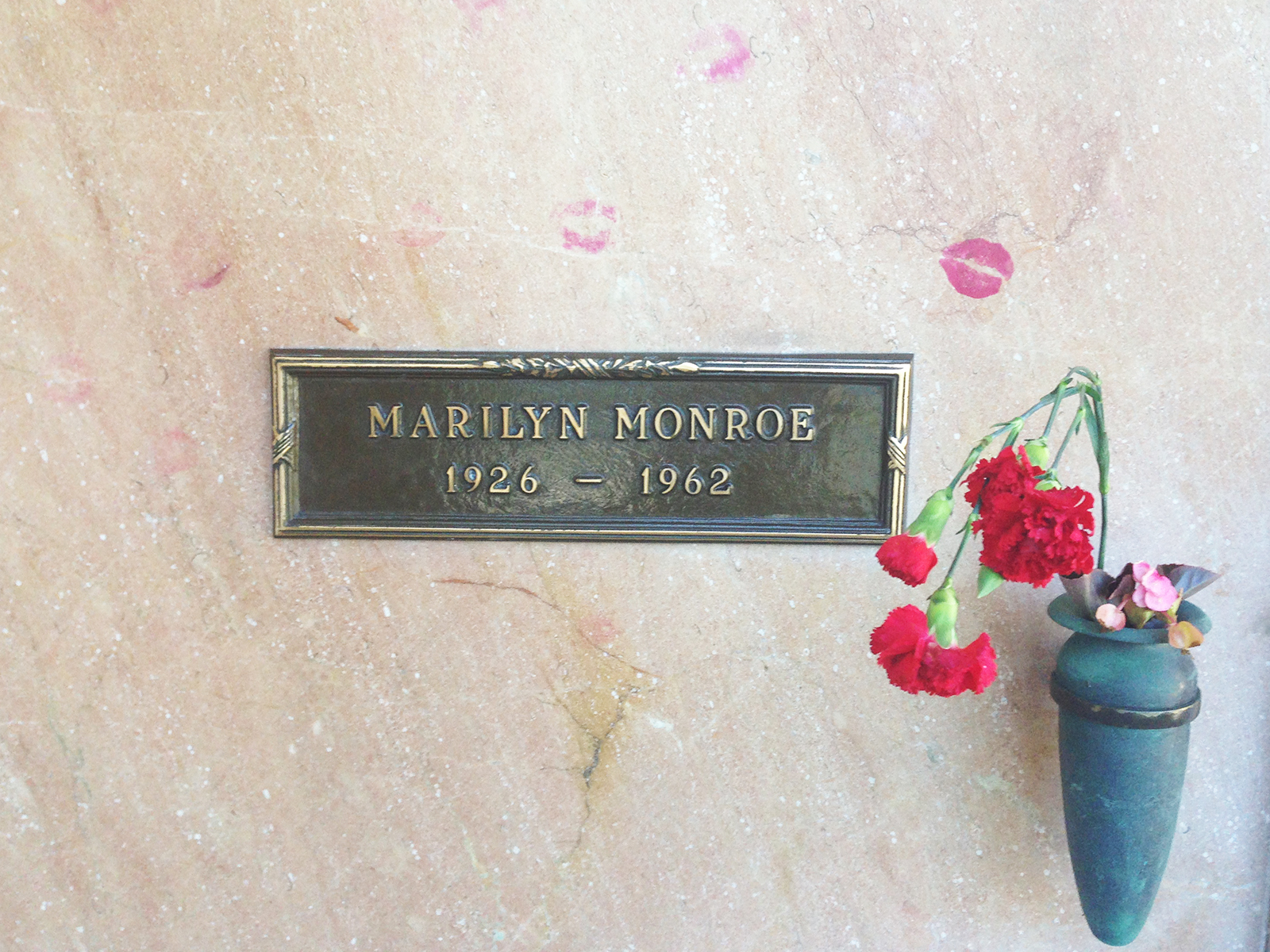 Fans pay homage to Marilyn Monroe at Westwood Village Memorial Park - Daily  Bruin
