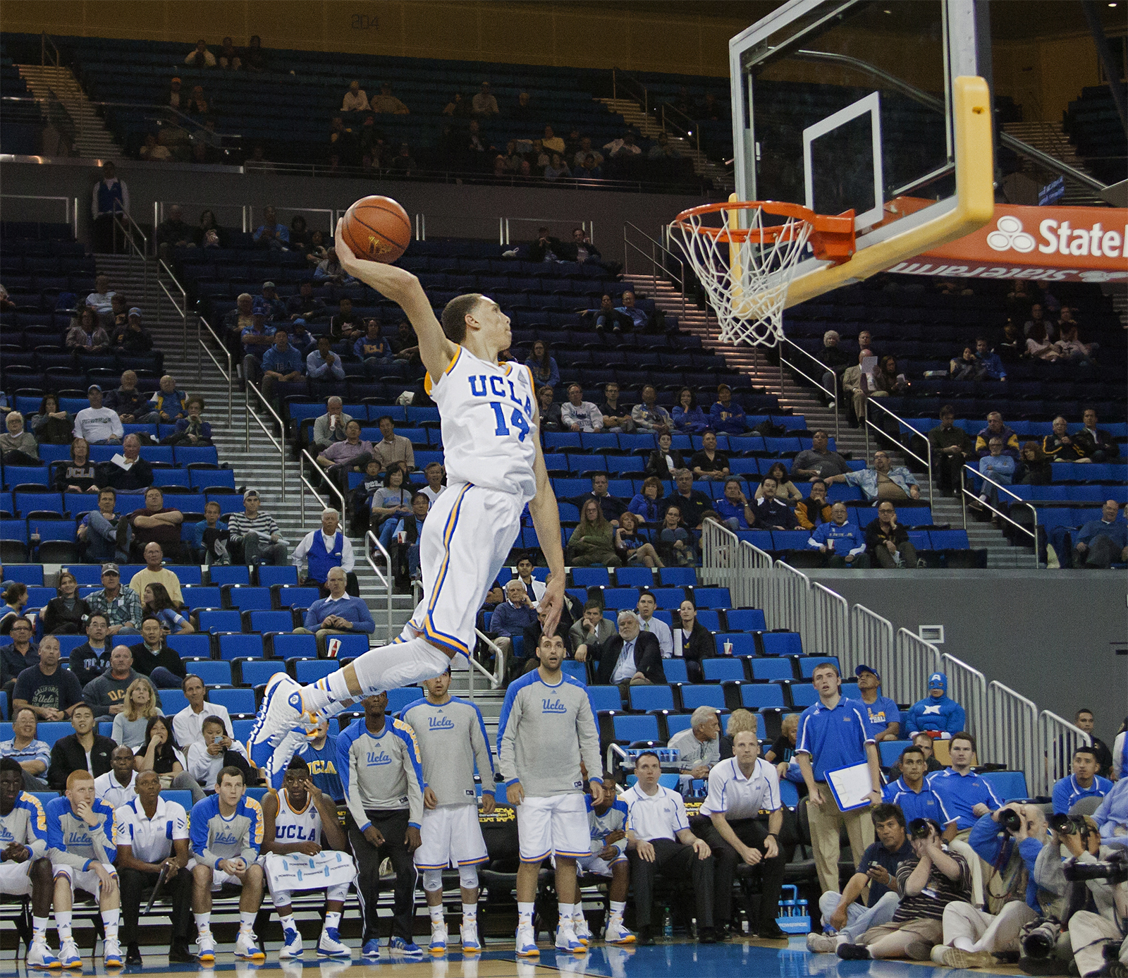 Los Angeles, CA, USA. 8th Nov, 2013. UCLA Bruins guard Zach LaVine #14  moves the ball in the first half during the College Basketball game between  the Drexel Dragons and the UCLA