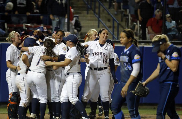 Gallery: Softball sweeps NCAA Super Regionals against Arizona - Daily Bruin