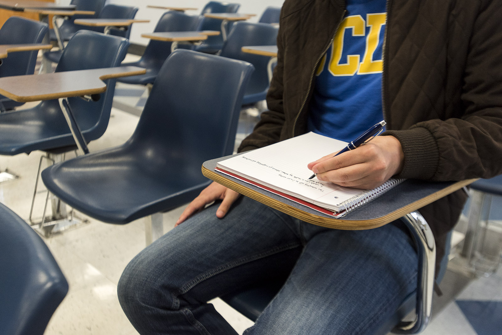 Kuhelika Ghosh: Left-handed students are hindered by lack of accommodating  desks - Daily Bruin