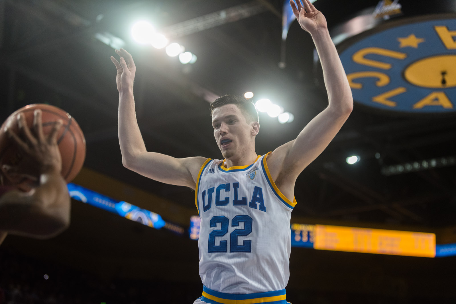 Inside UCLA: Five-star forward Kevon Looney commits to Bruins