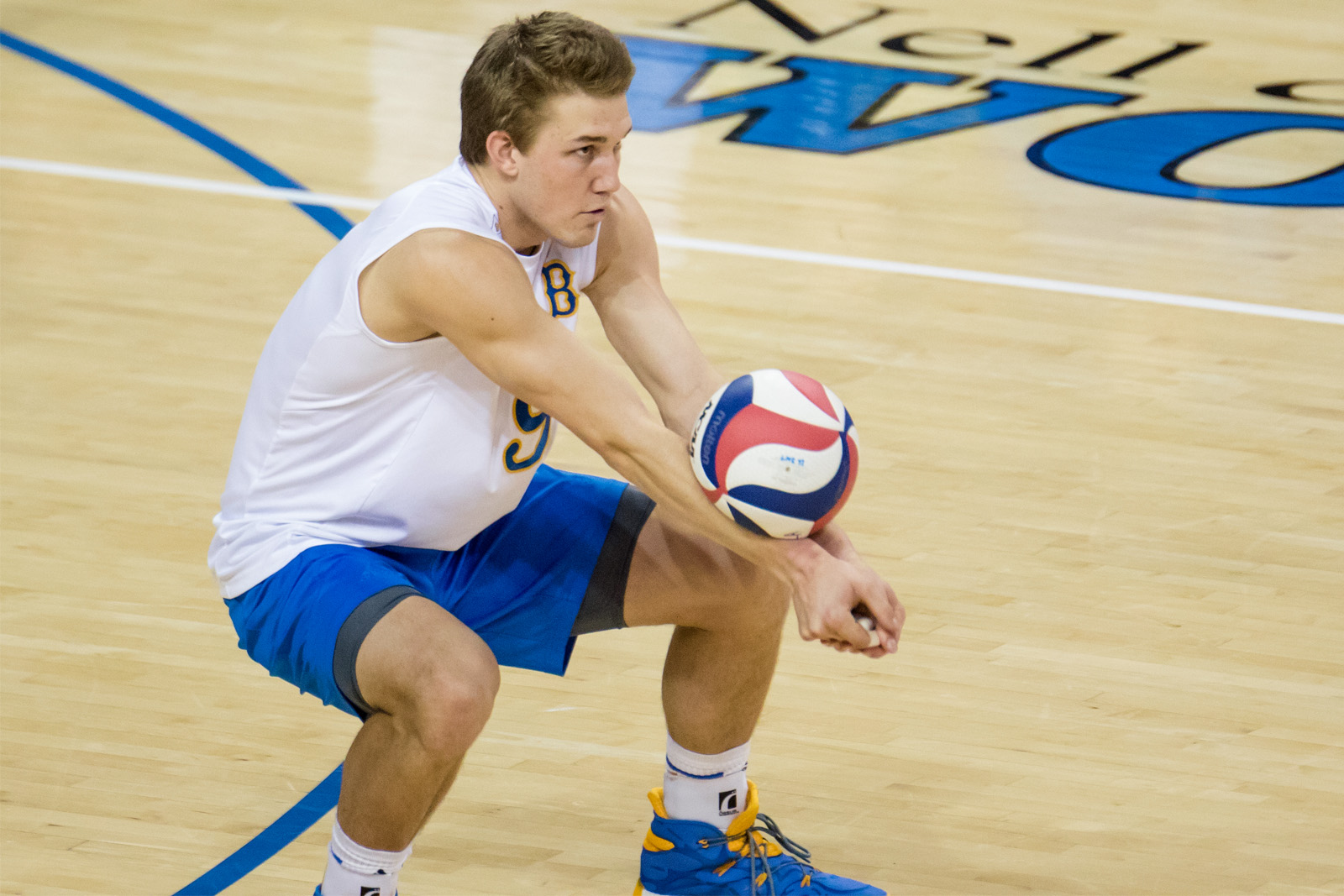 JT Hatch's transition to libero sets men's volleyball up for victory -  Daily Bruin