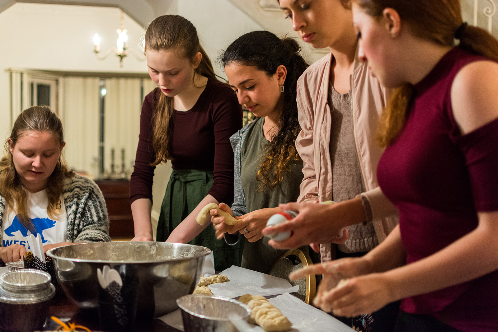 Club cooks up kosher cuisine for Shabbat dinners Daily Bruin