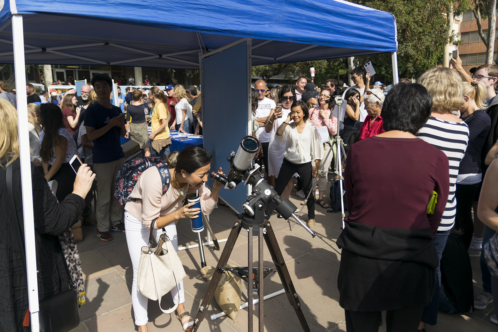 UCLA students watch eclipse with telescopes, glasses at event Daily Bruin