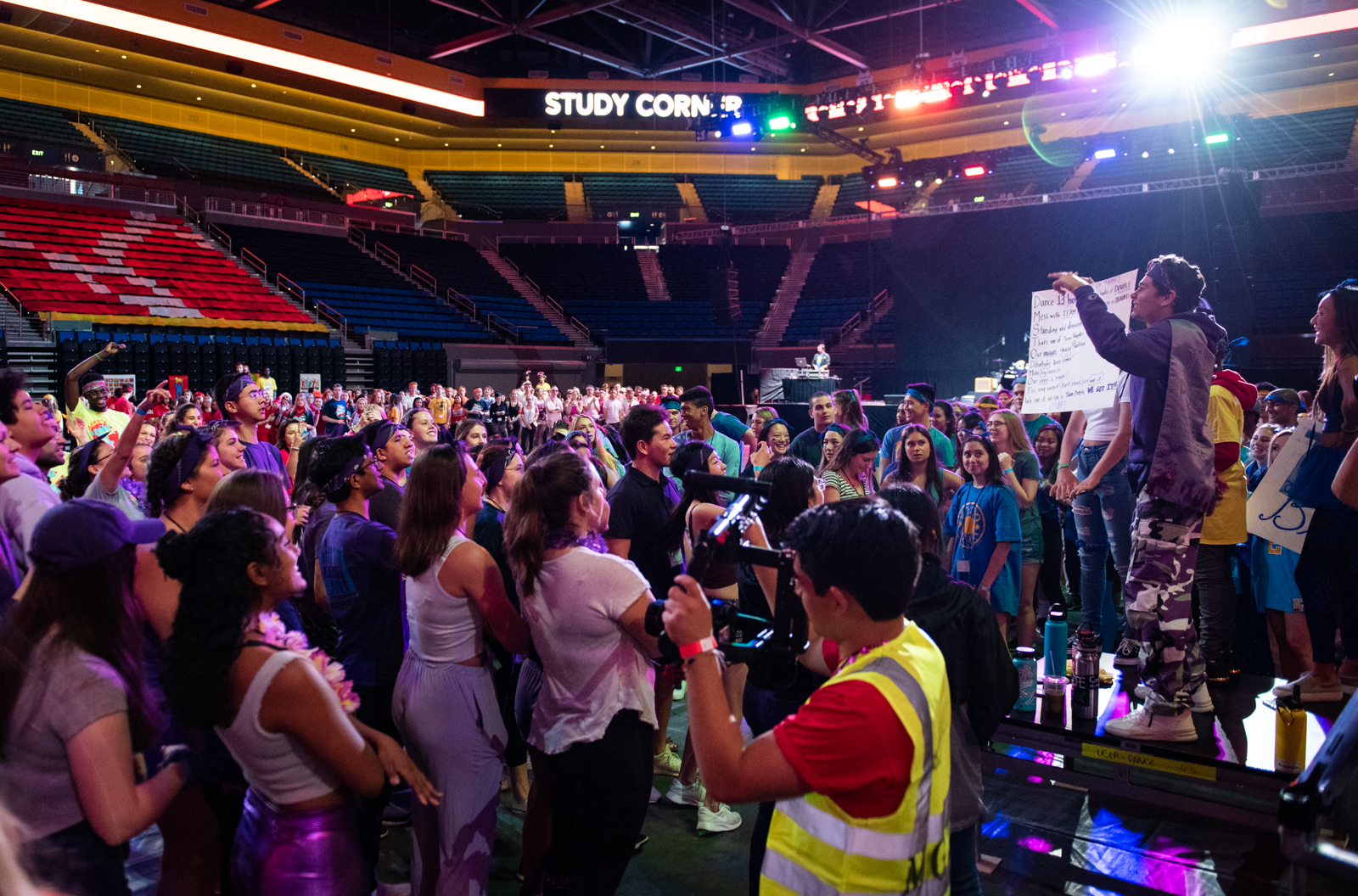 Enthusiasm Abounds In Pauley Pavilion As Dance Marathon Begins Daily Bruin