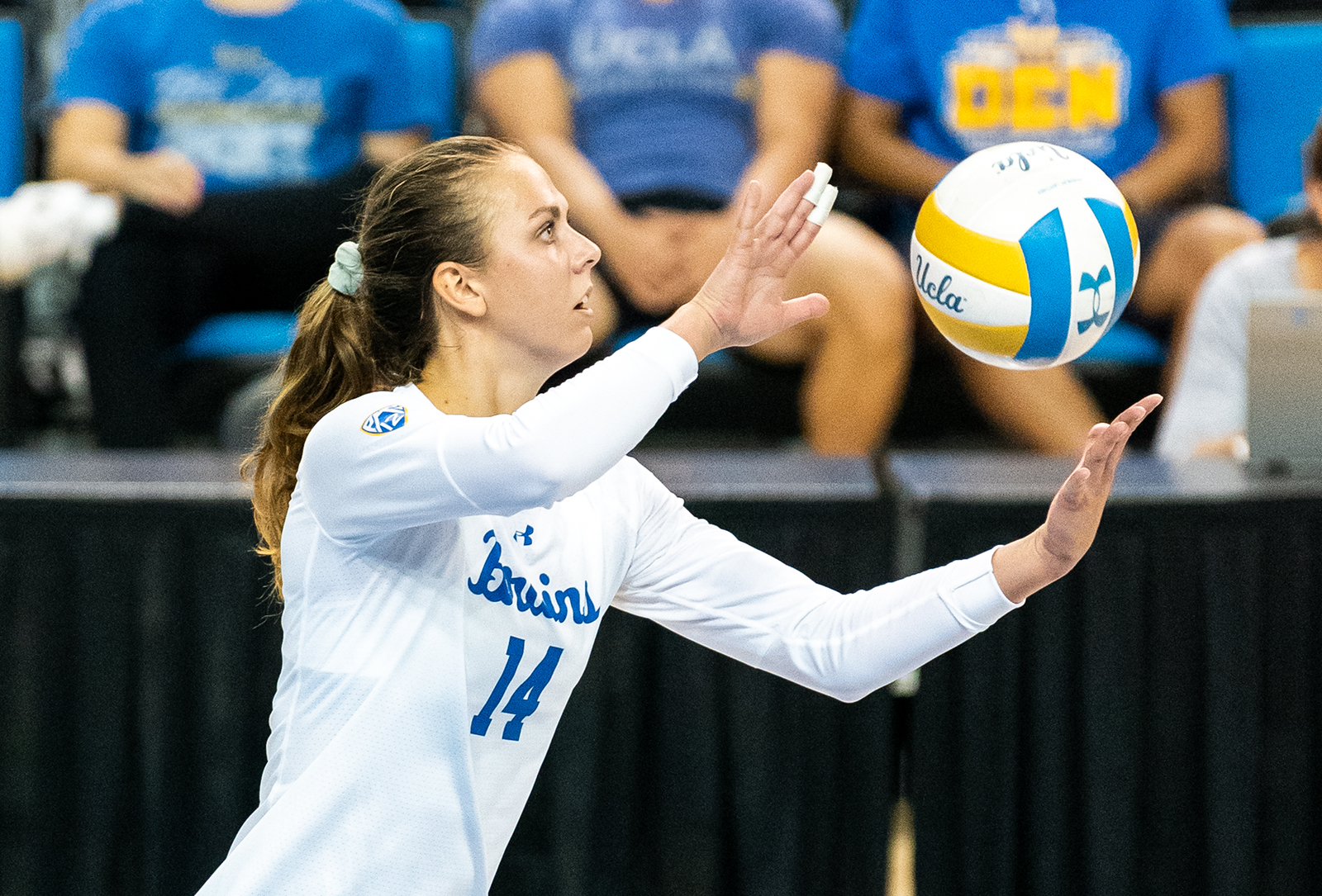 Women s Volleyball Finds Stability In Trio Of Outside Hitters Daily Bruin