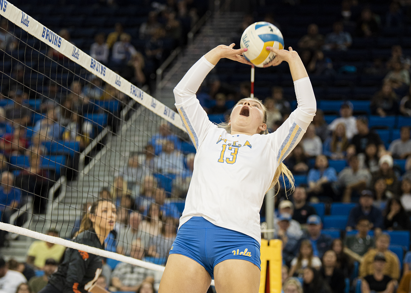 Women’s volleyball strikes down Oregon State during Senior Day game