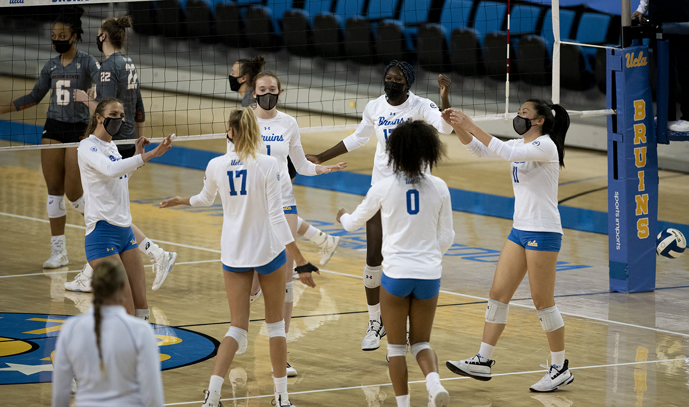 Women’s volleyball sweeps Oregon State in final home games of regular