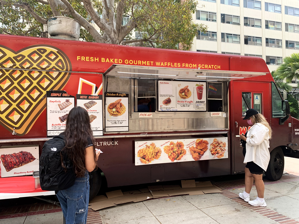 Students Face Long Lines Wait Times At Dining Halls Amid Staffing Shortage Daily Bruin