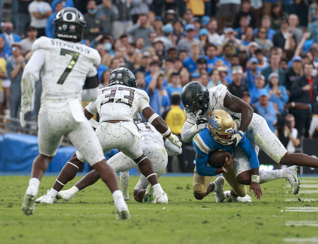 Oregon's Kayvon Thibodeaux provides problem for UCLA's Dorian  Thompson-Robinson – Daily News