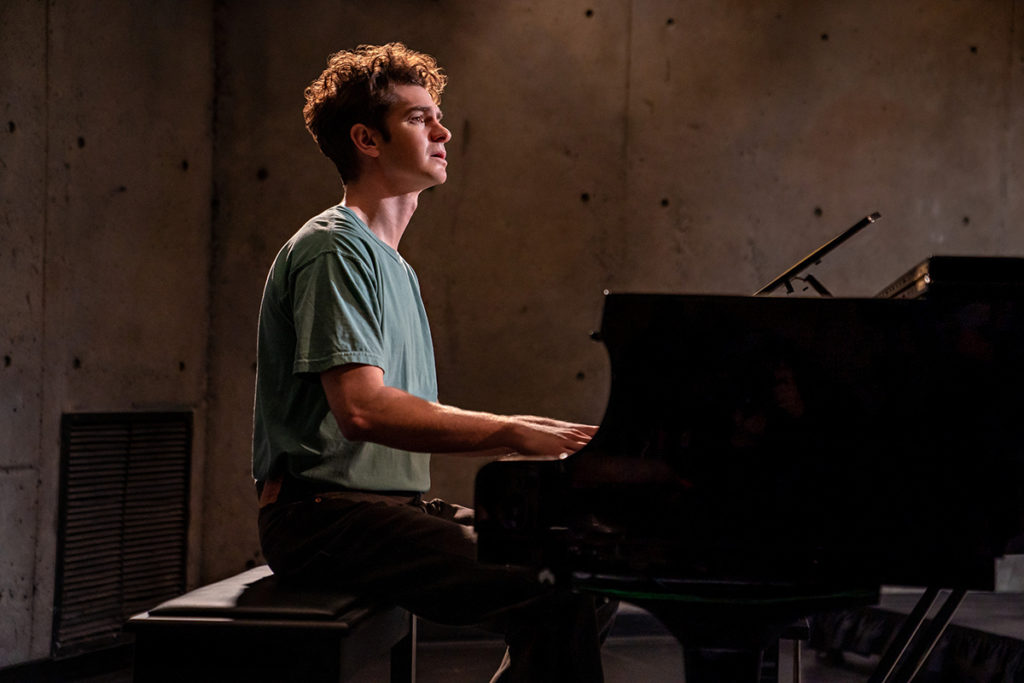 tick, tick...BOOM! (L-R) ANDREW GARFIELD as JONATHAN LARSON in tick, tick...BOOM!. Cr. COURTESY OF NETFLIX