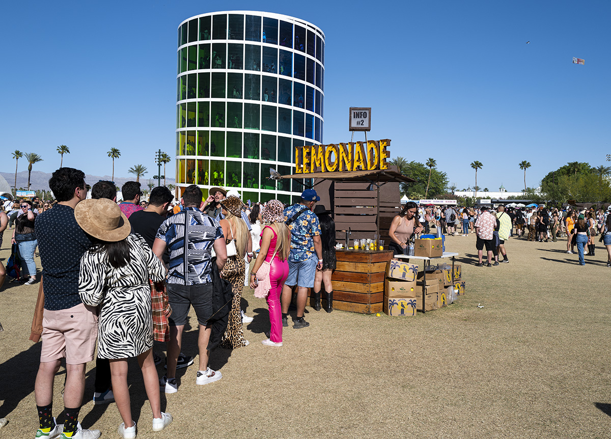 Gallery: Coachella workers and staff maintain festival operations - Daily  Bruin