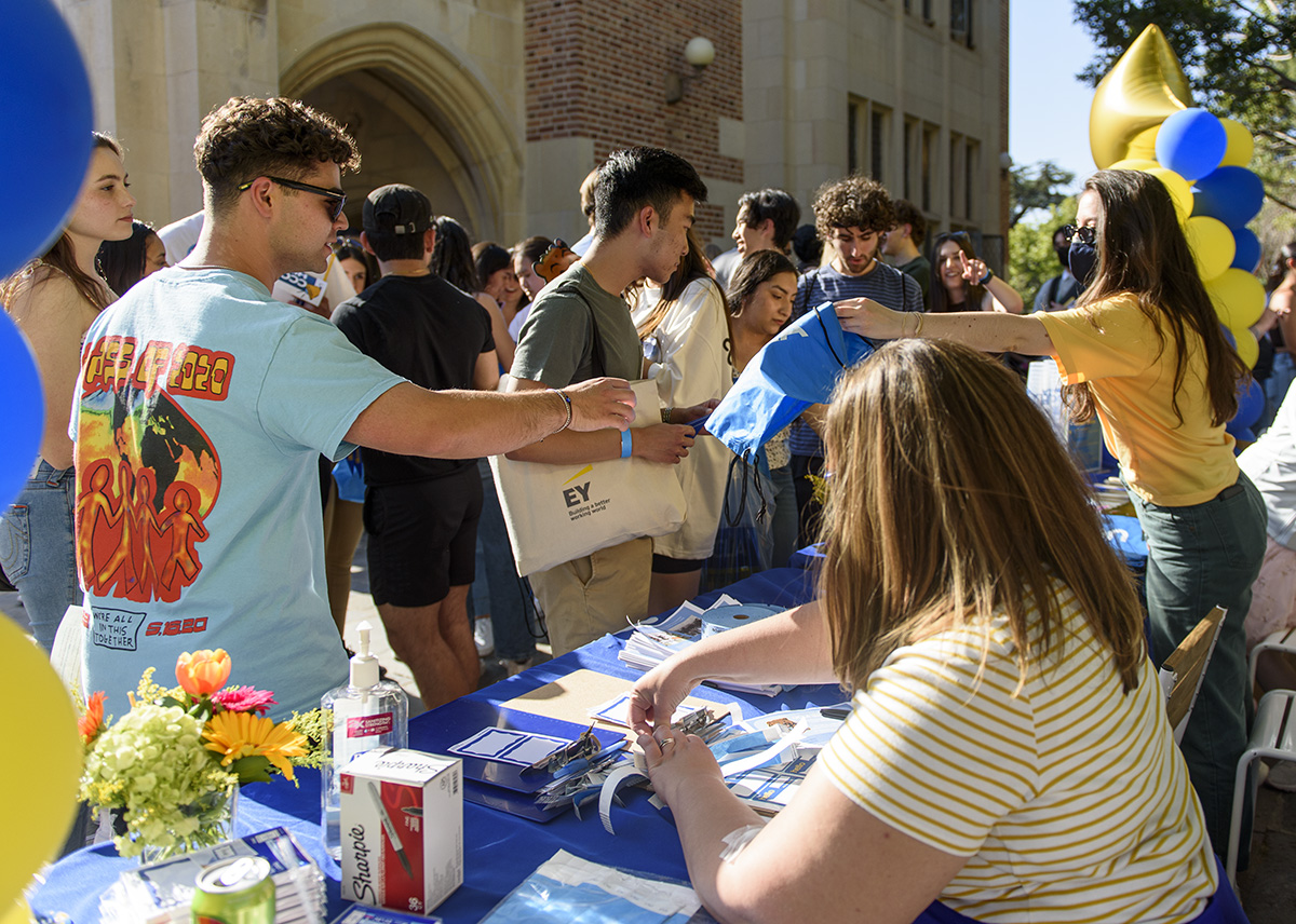 Newly Admitted Transfer Students Meet Traverse Campus At Mingling