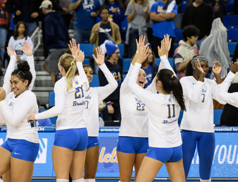 Women's volleyball adapts to schedule changes, goes undefeated in opening  weekend - Daily Bruin