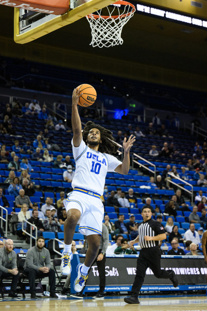 Campbell goes up for a layup. (Jason Zhu/Daily Bruin staff)