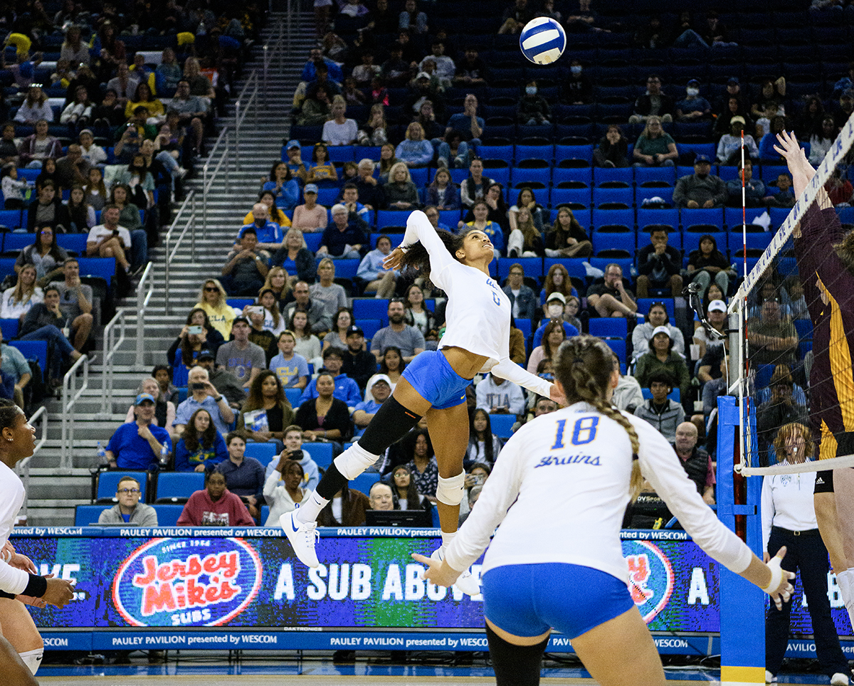 rack involveret skuffe UCLA women's volleyball takes down Arizona State to secure three-game win  streak - Daily Bruin
