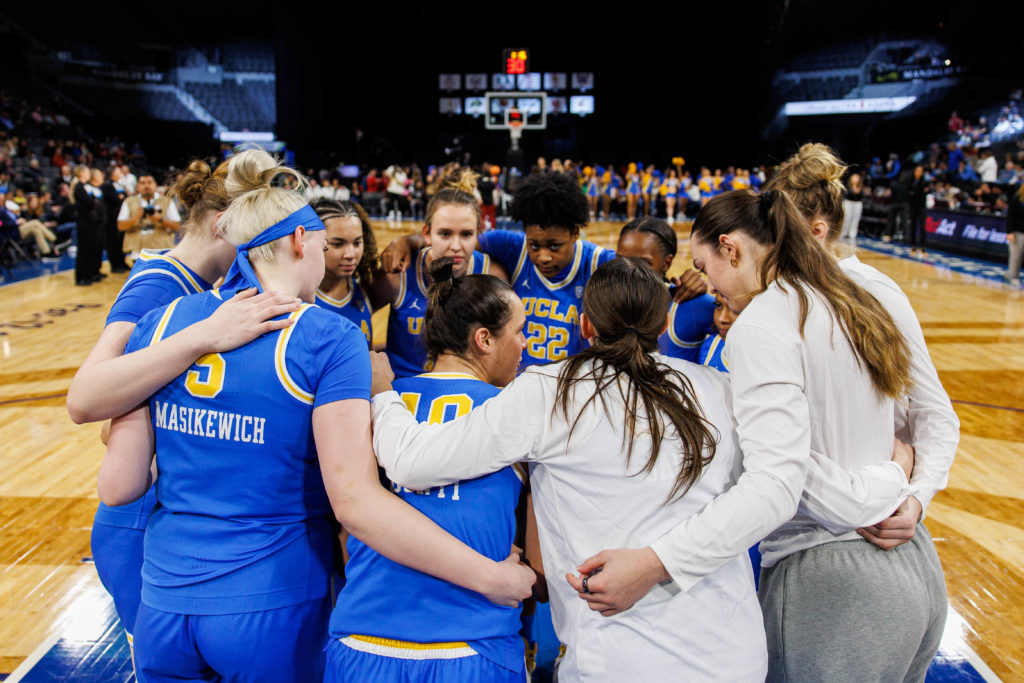 grace-s-whits-ucla-women-s-basketball-has-the-tenacity-to-fight-against-tournament-odds-daily