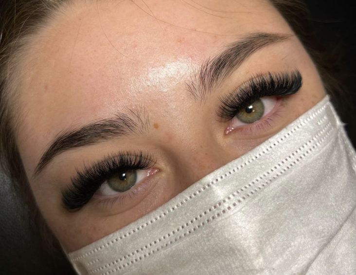 Student runs eyelash extension business from her own apartment - Daily Bruin