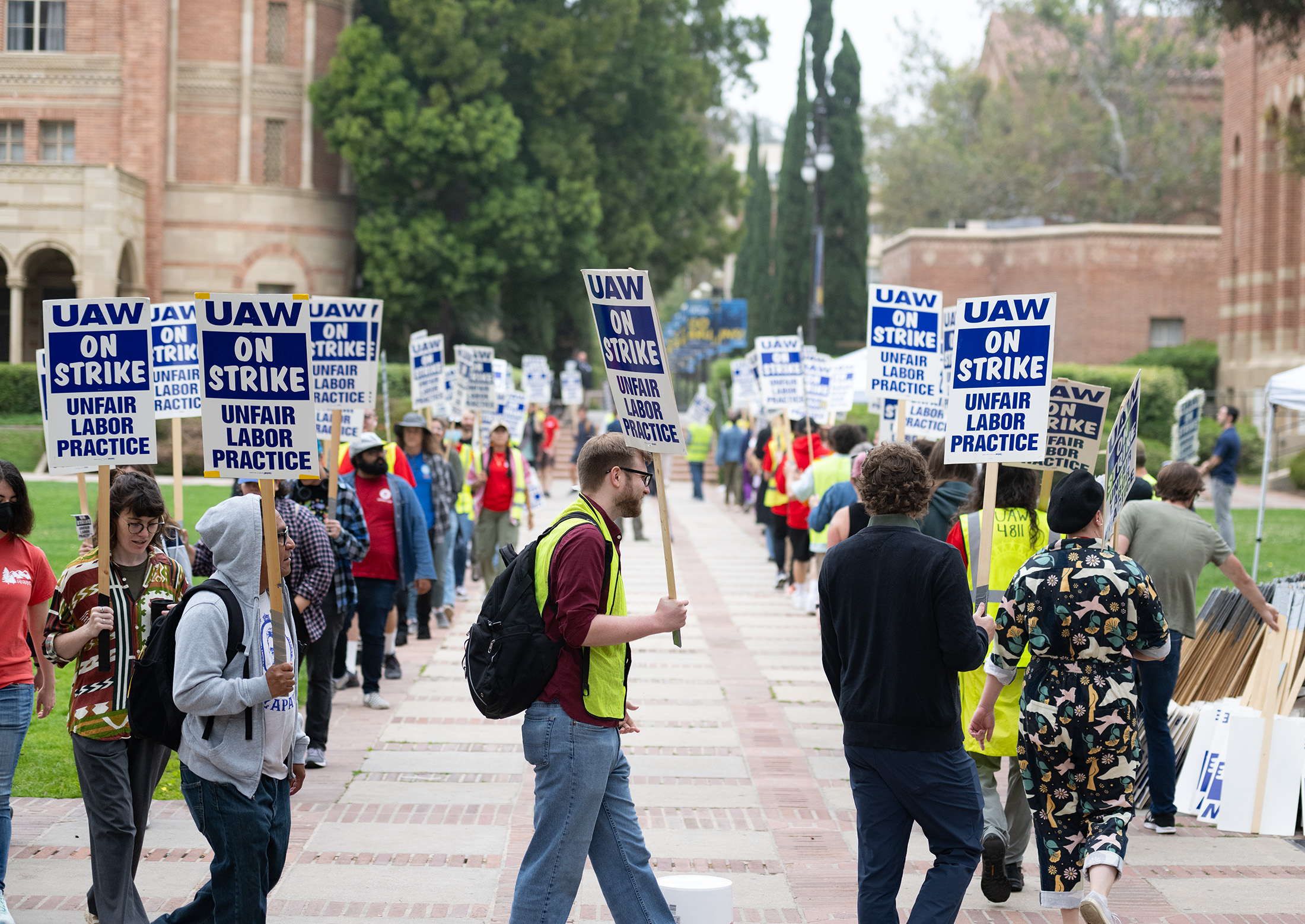 Bruins voice support for UAW Local 4811 strike, concern over UCLA admin ...