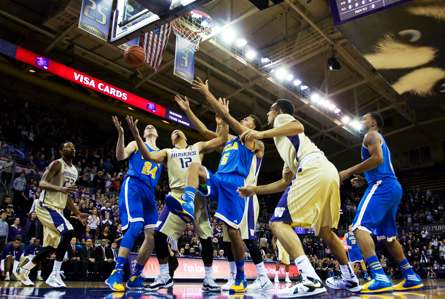 Washington men's basketball and UCLA battle for a rebound at Alaska Airlines Arena in 2014. (Daily Bruin file photo)