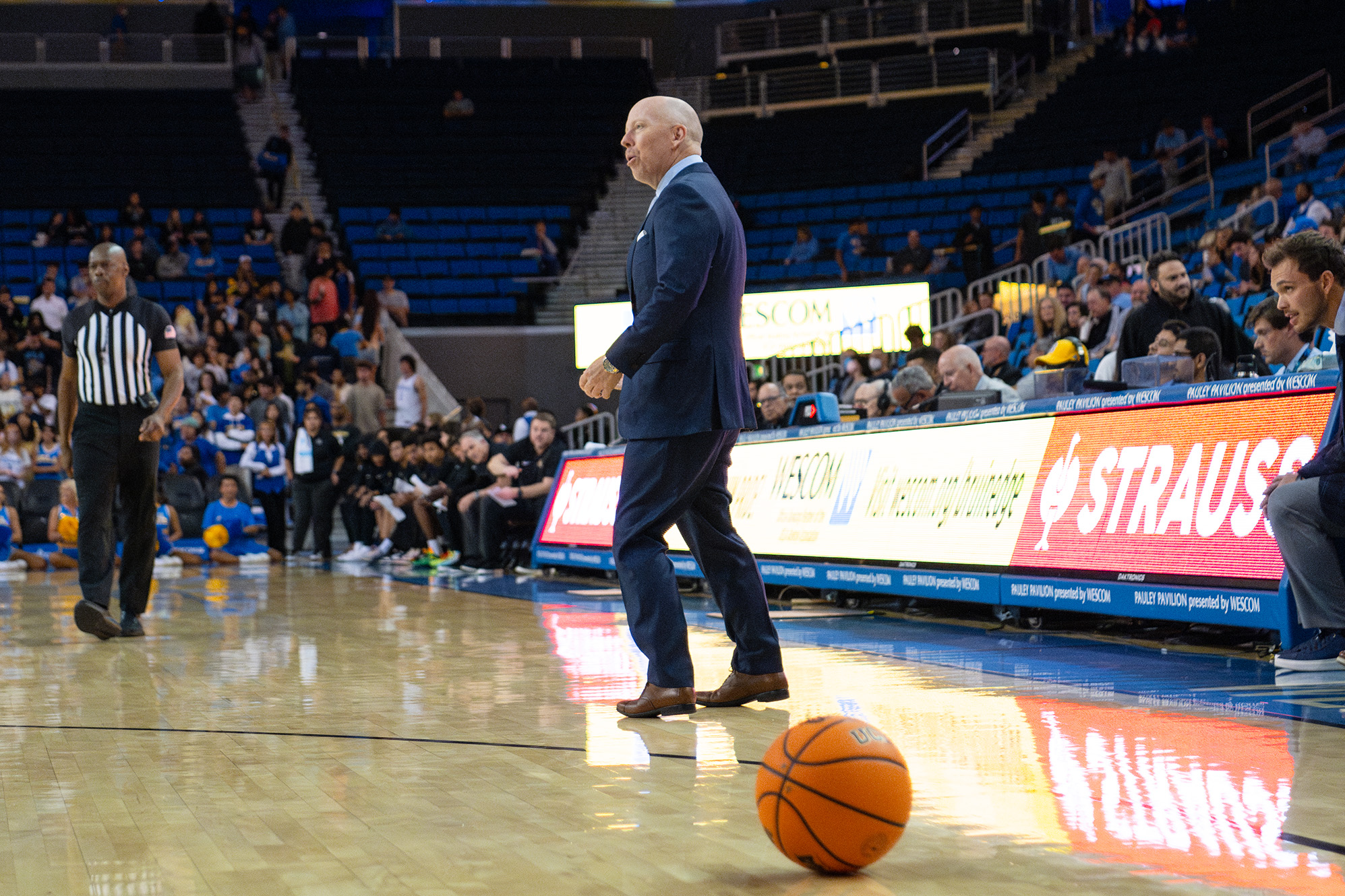 UCLA men's basketball coach Mick Cronin speaks to his players during a dead ball. (Nicolas Greamo/Daily Bruin senior staff)
