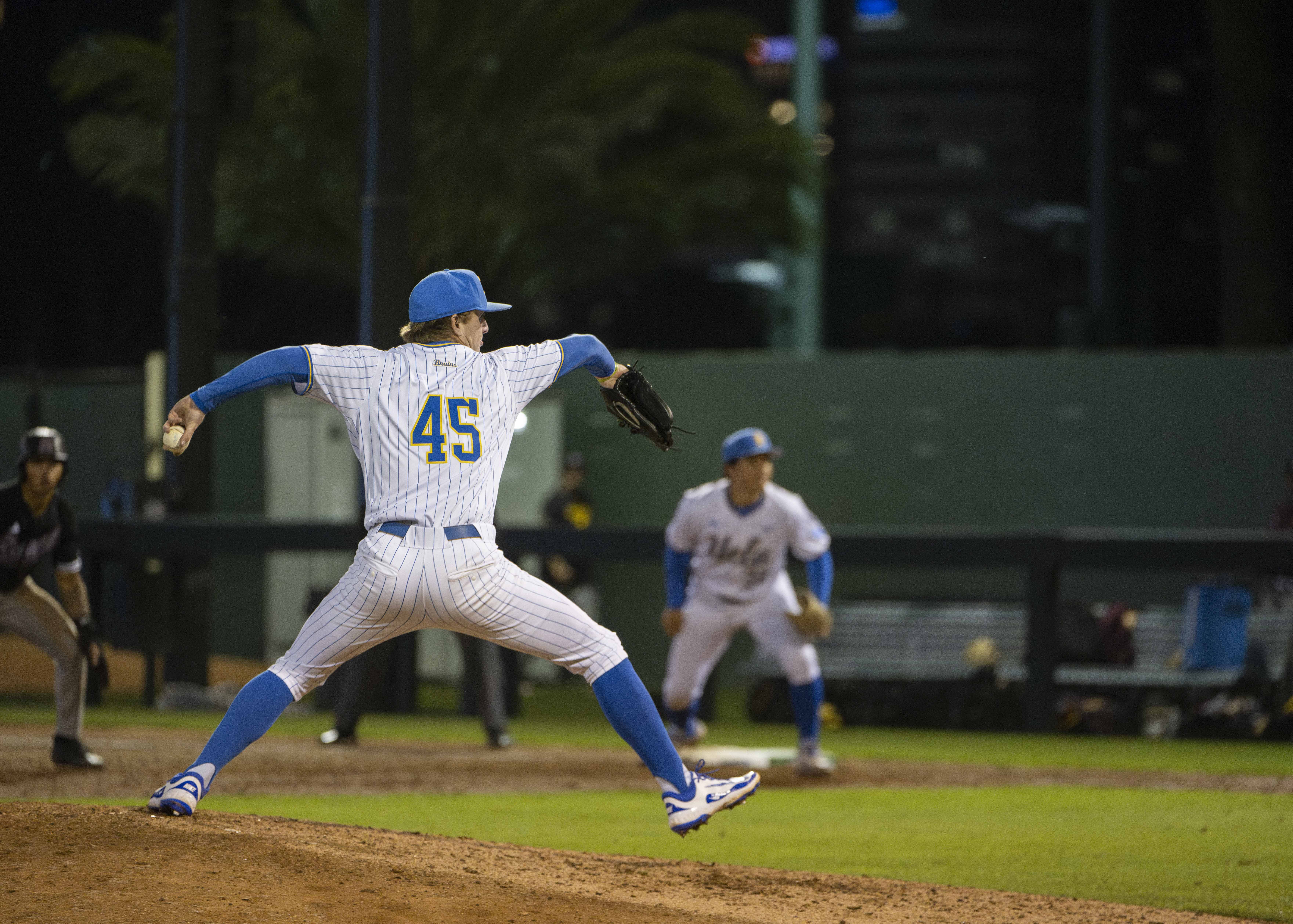 Chris Grothues pitches at Jackie Robinson Stadium. The redshirt sophomore left-hander struck out three over 1.2 innings pitched Tuesday. (Isabella Appell/Daily Bruin)