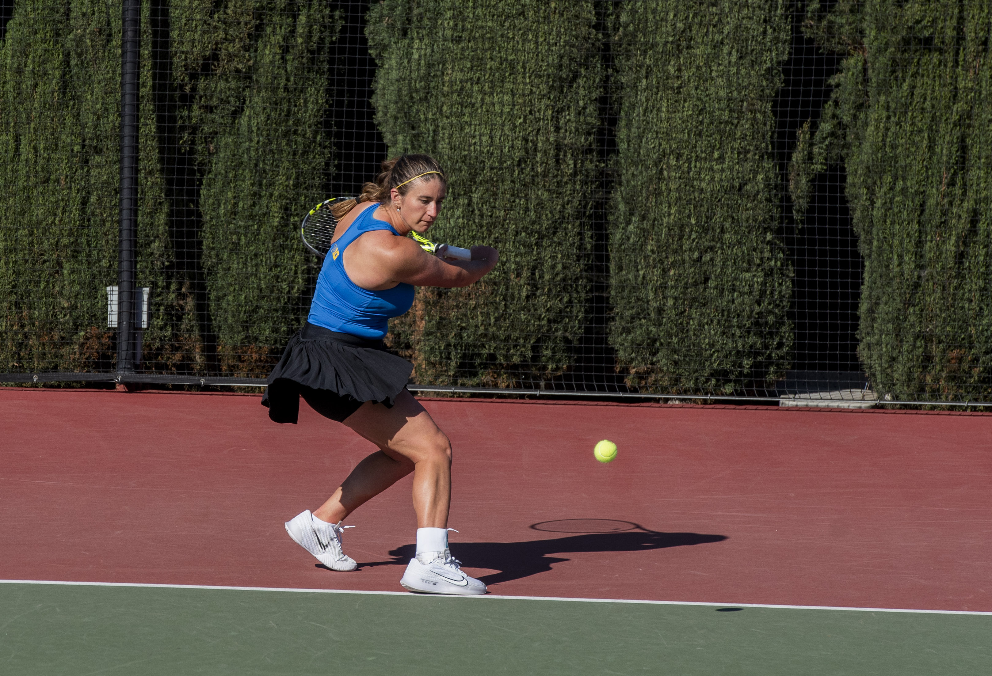 No. 100 Kimmi Hance readies to backhand a ball at the baseline. The senior's 3-6, 6-4, 7-6(3) win over USC's No. 56 Emma Charney tied the score at three Friday. (Bettina Wu/Daily Bruin senior staff)