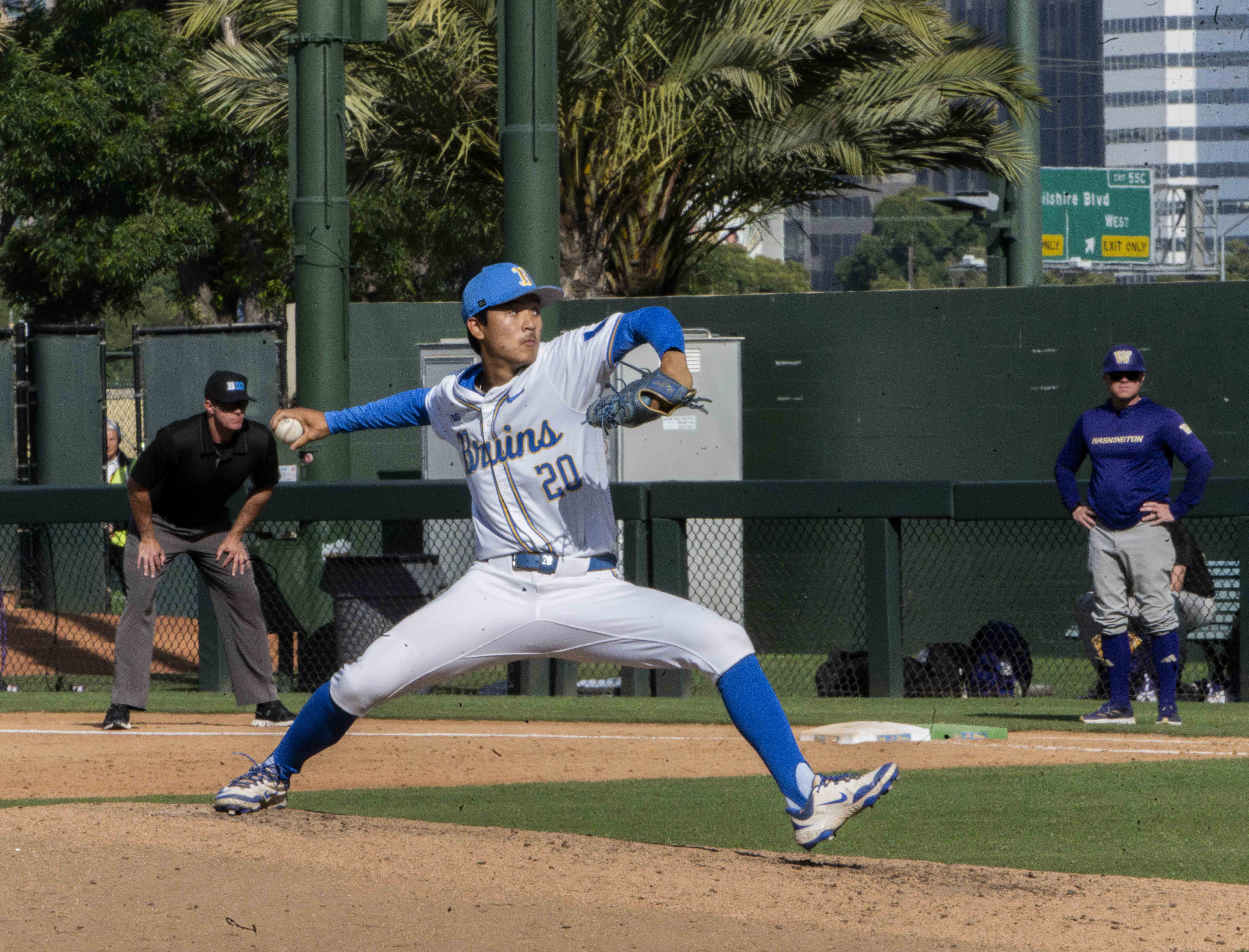 Sophomore right-hander Justin Lee pitches at Jackie Robinson Stadium. (Felicia Keller/Daily Bruin senior staff)