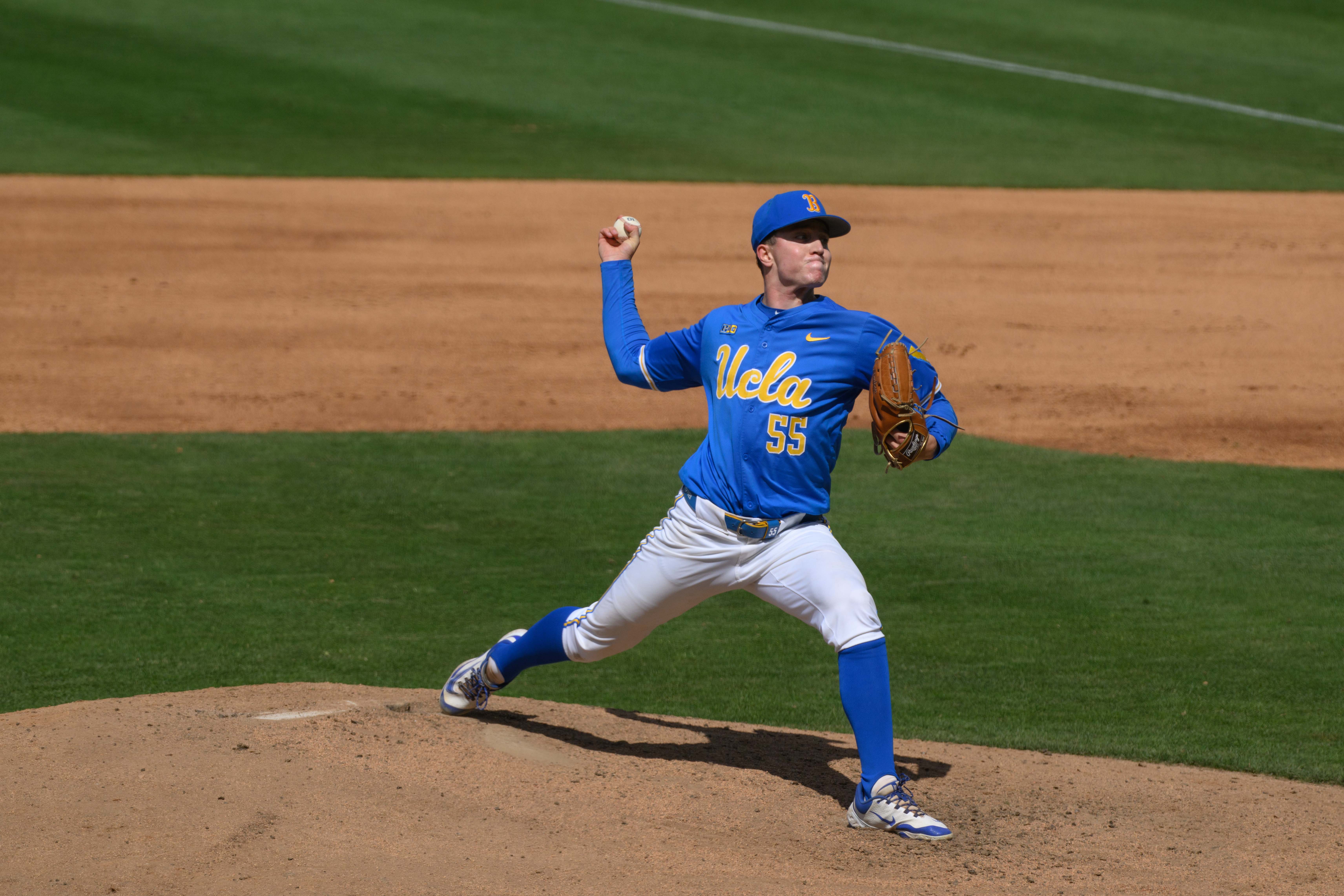 Junior right-hander Michael Barnett pitches at Jackie Robinson Stadium. (Rohan Ramalingam/Daily Bruin)