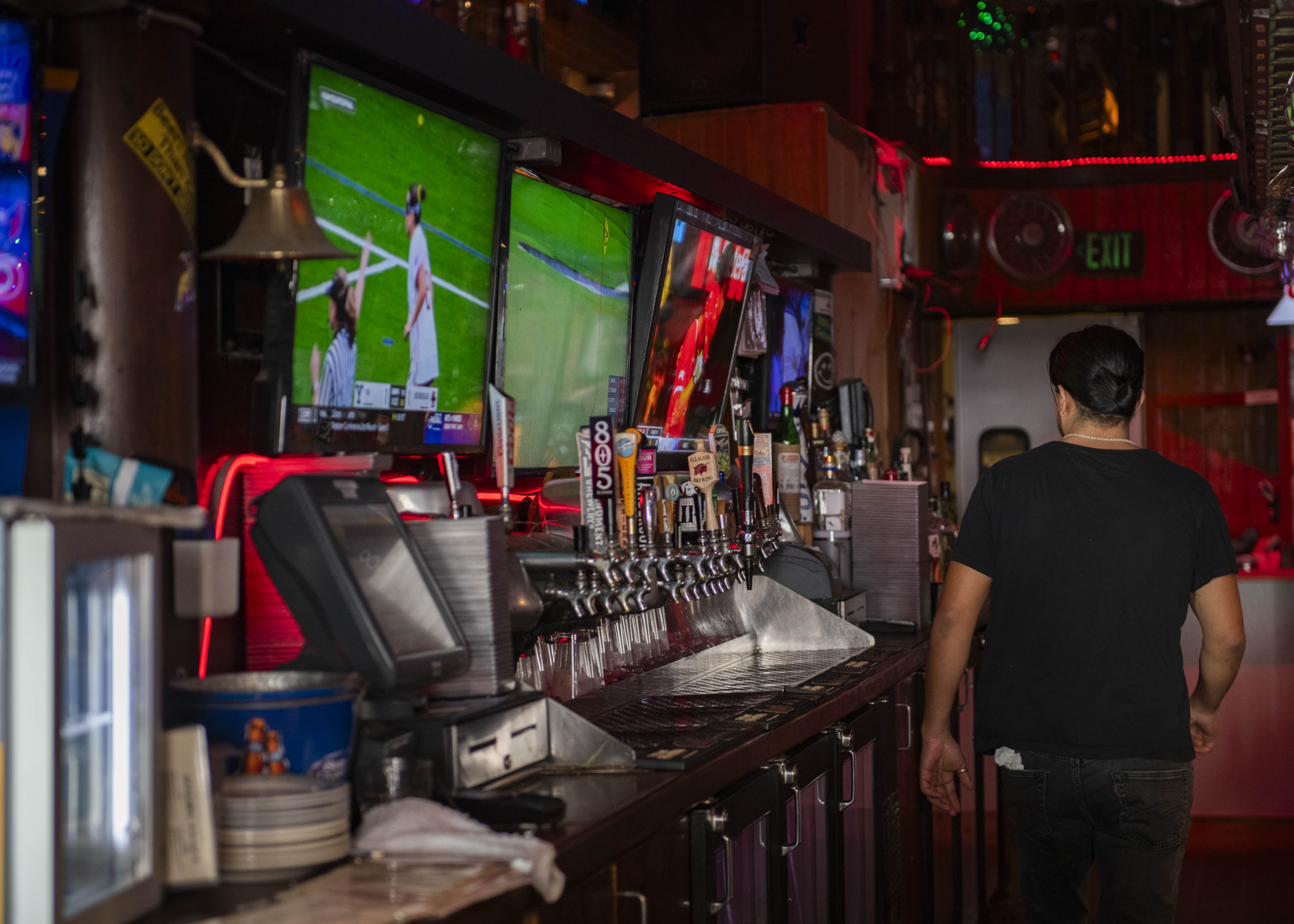 One area of the interior at Barney's Beanery includes a bar and several television sets. The establishment is open 365 days a year and offers activities such as trivia and karaoke geared toward the majority of the collegiate-aged Westwood audience. (Anna Dai-Liu/Daily Bruin senior staff)