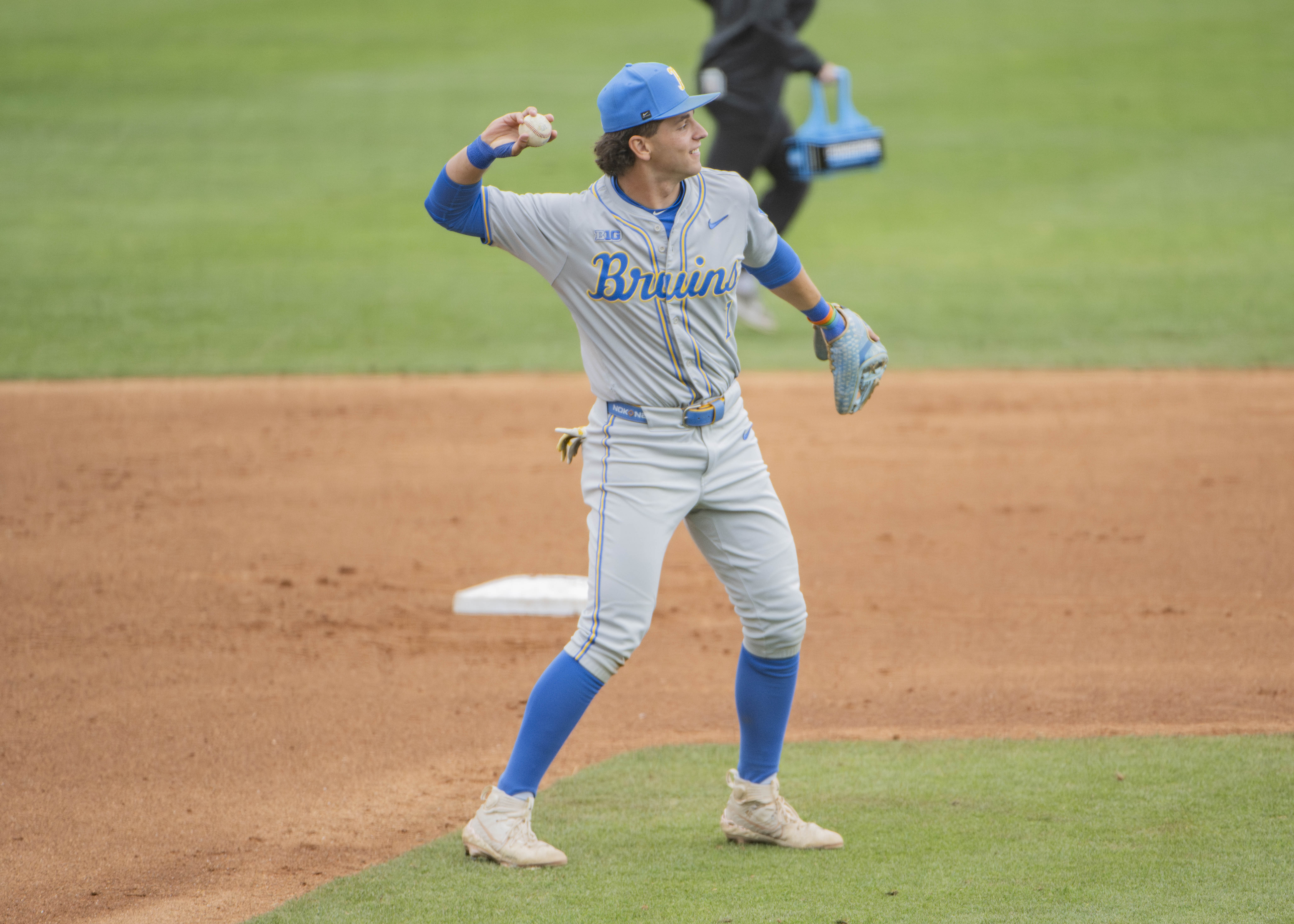 Sophomore shortstop Roch Cholowsky readies to throw a ball around the horn. (Jeannie Kim/Daily Bruin senior staff)