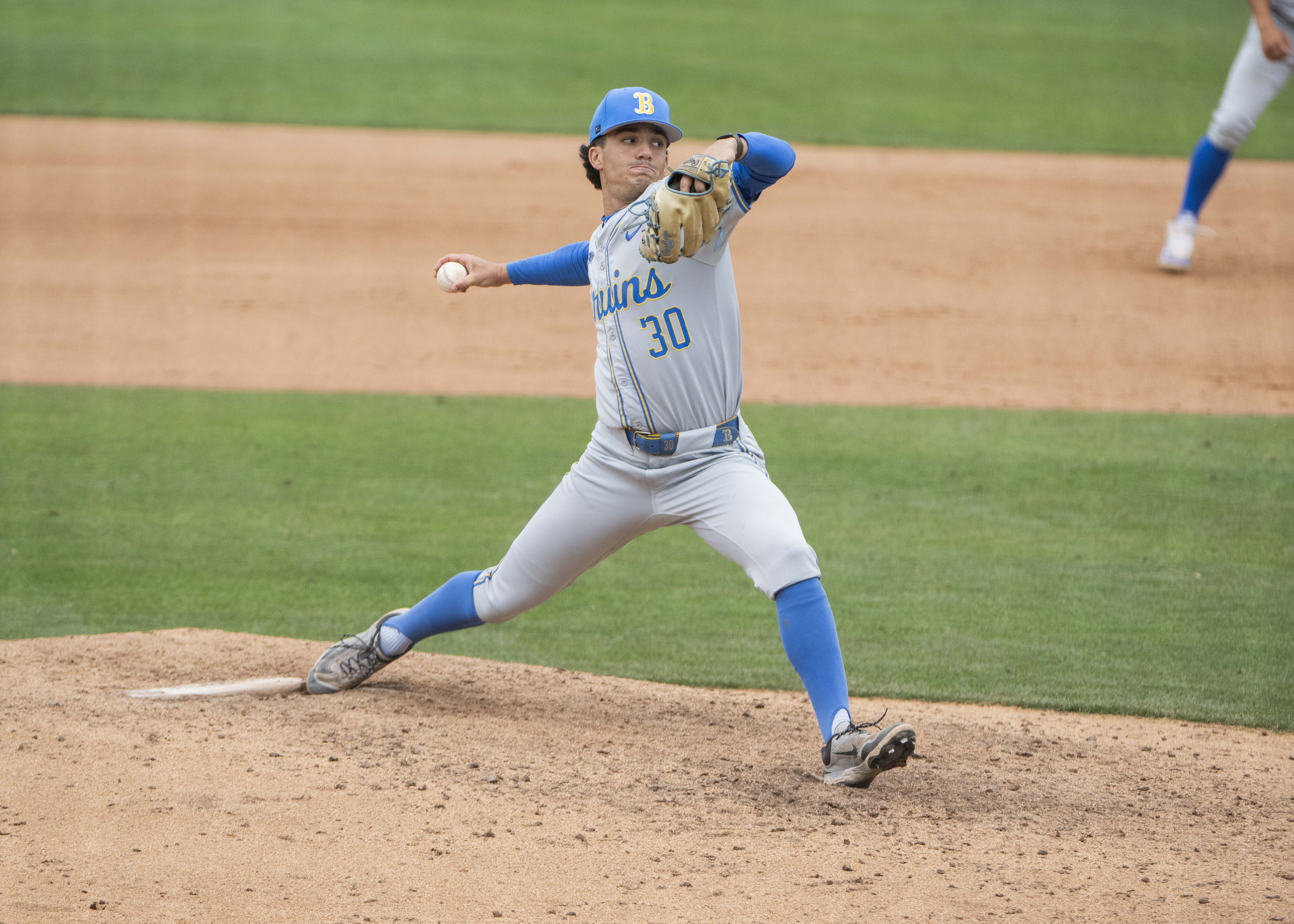 Graduate student August Souza pitches at Great Park in Irvine. (Jeannie Kim/Daily Bruin senior staff)