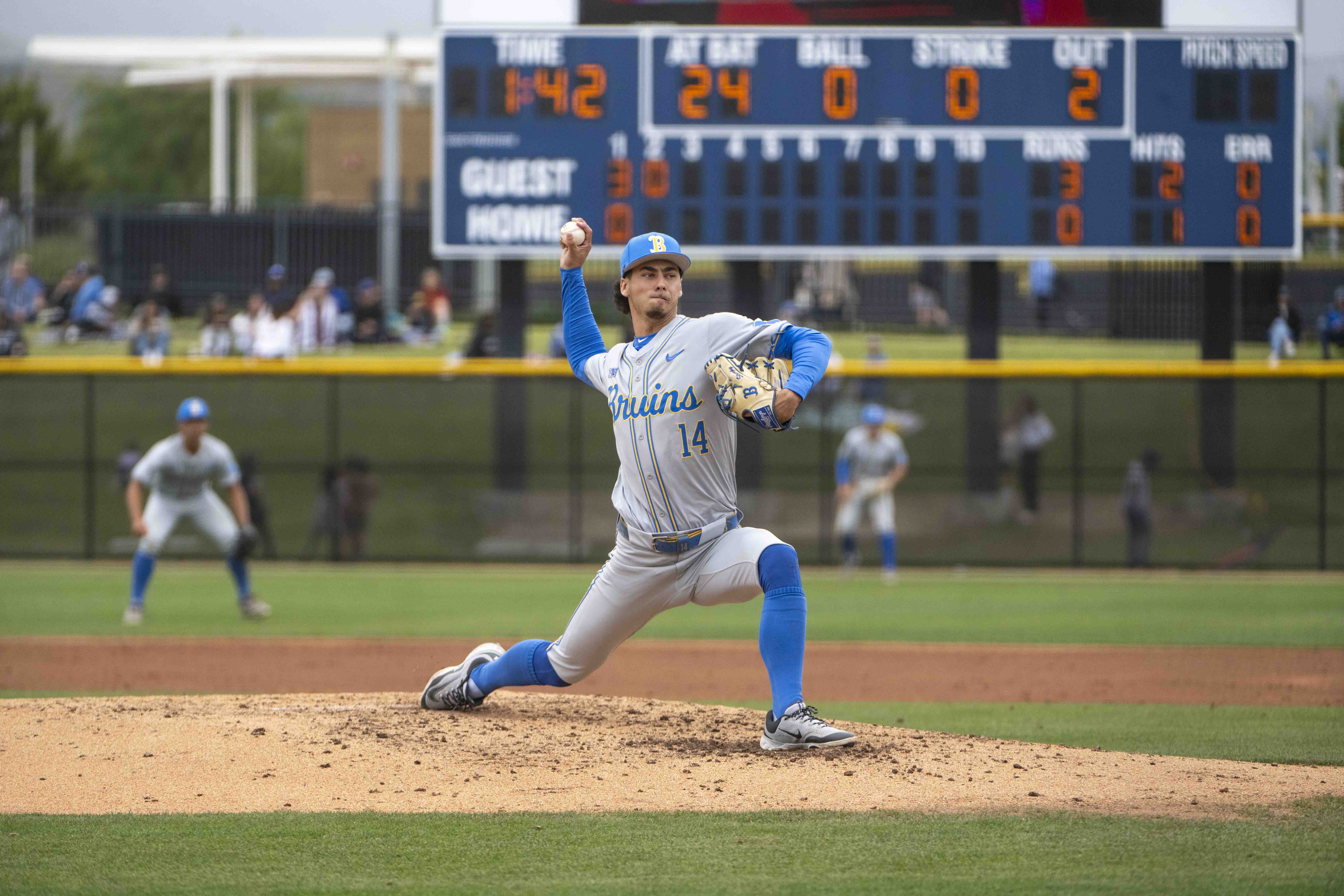 Freshman right-hander Landon Stump pitches in Irvine. (Jeannie Kim/Daily Bruin senior staff)