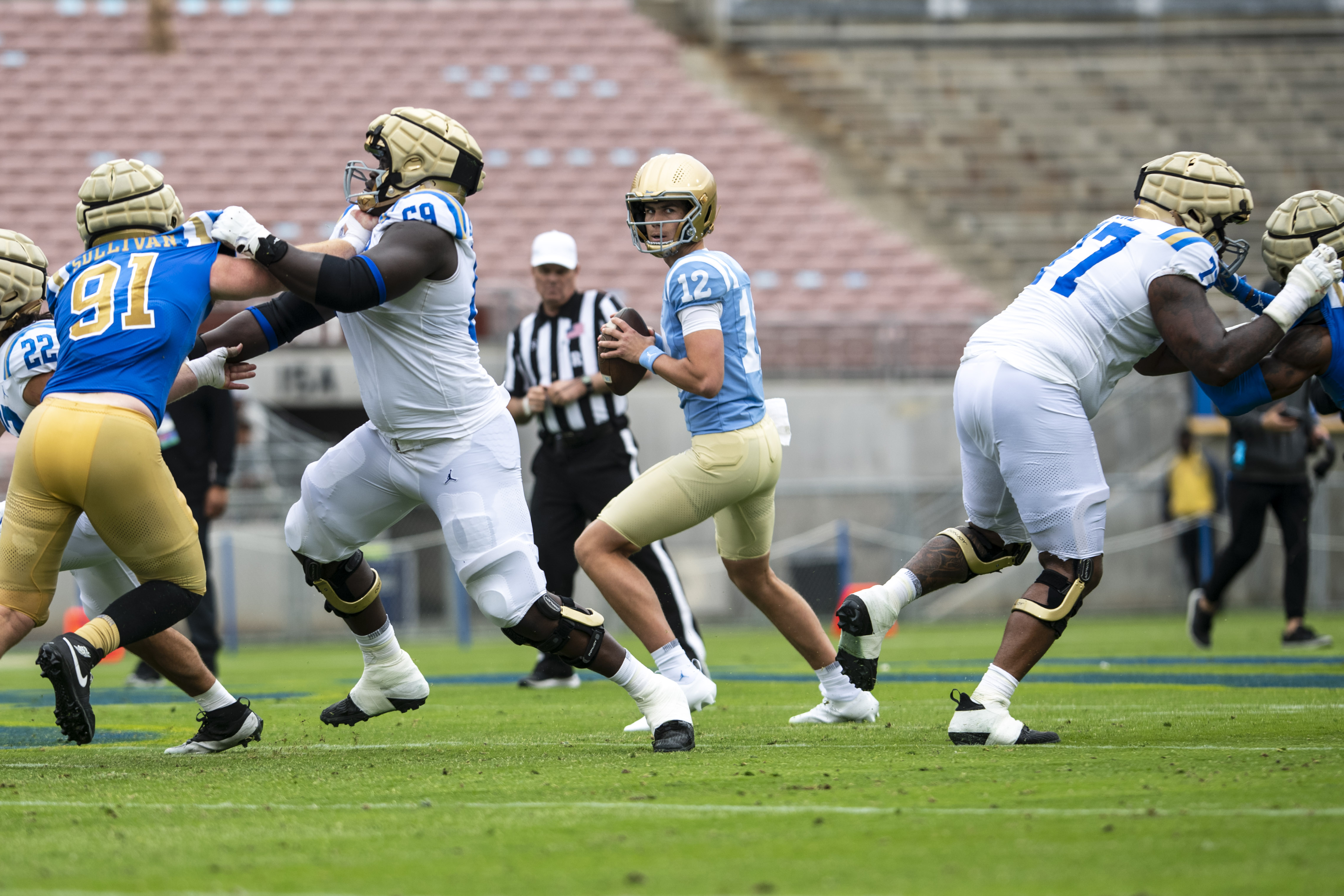 Redshirt freshman quarterback Luke Duncan holds the ball in the pocket, looking downfield. (Andrew Diaz/Daily Bruin)