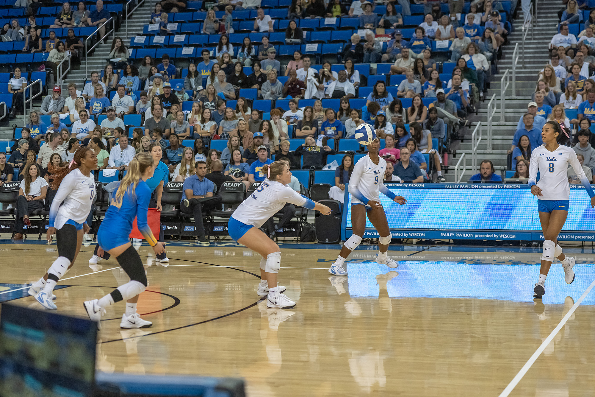UCLA women's volleyball receives a serve. (Zimo Li/Daily Bruin senior staff)