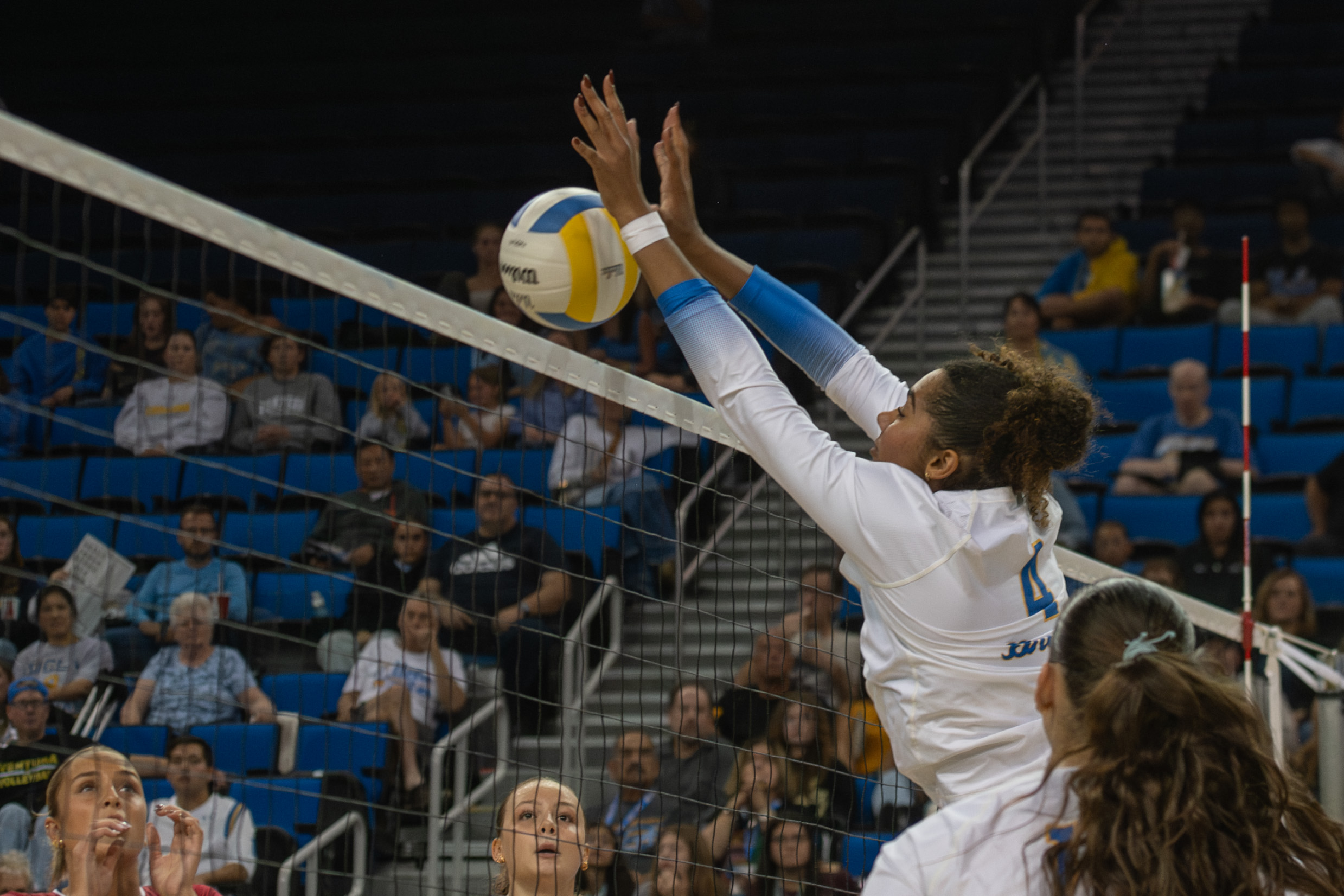 Redshirt sophomore middle blocker Brooklyn Briscoe goes up for a block. (Leydi Cris Cobo Cordon/Daily Bruin senior staff)