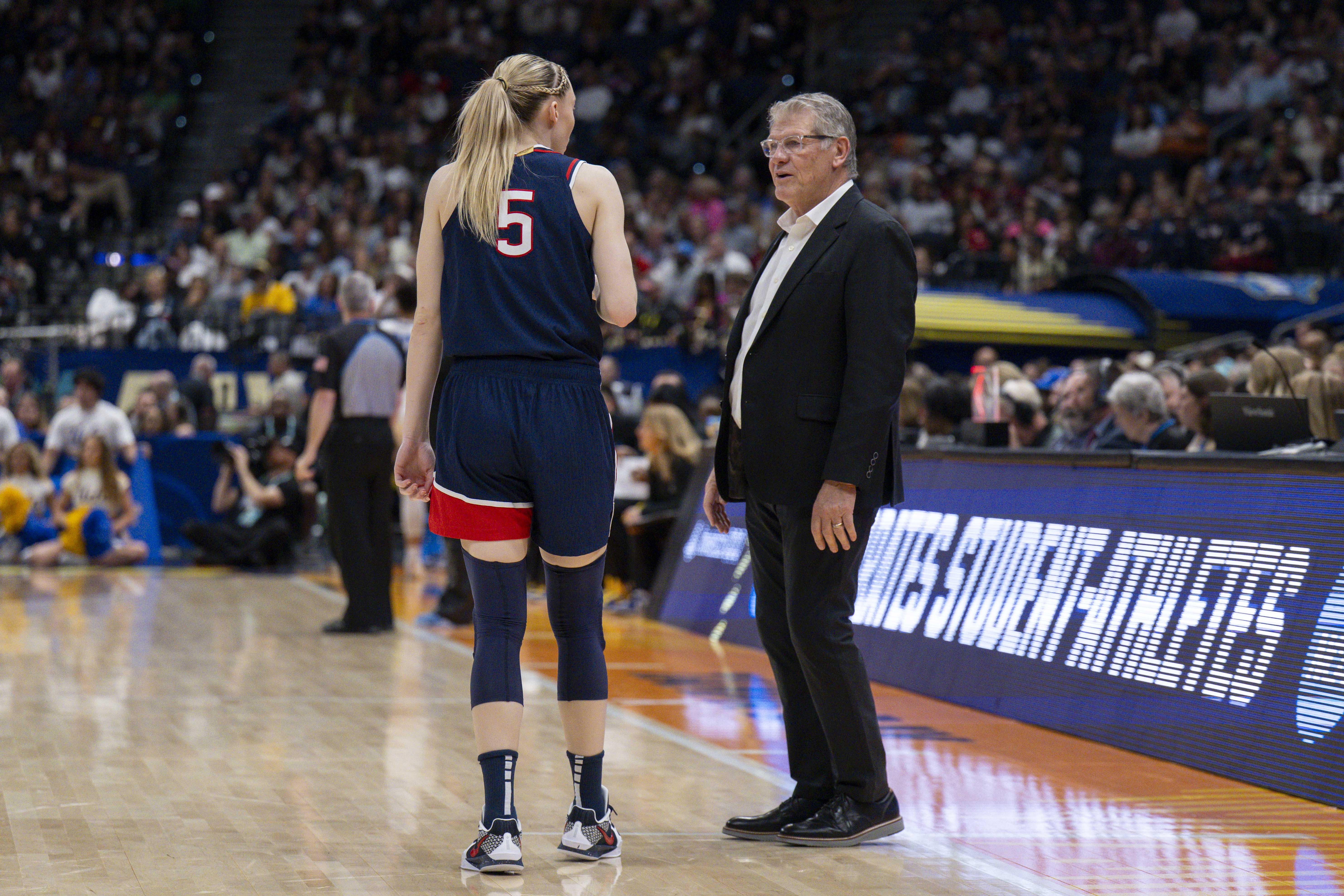 UConn guard Paige Bueckers talks to coach Geno Auriemma during last year's Final Four game versus UCLA. Bueckers was a member of the Huskies' 2020 freshman class along with former ŽKK Trešnjevka 2009 athlete Nika Mühl. (Aidan Sun/Assistant Photo editor)