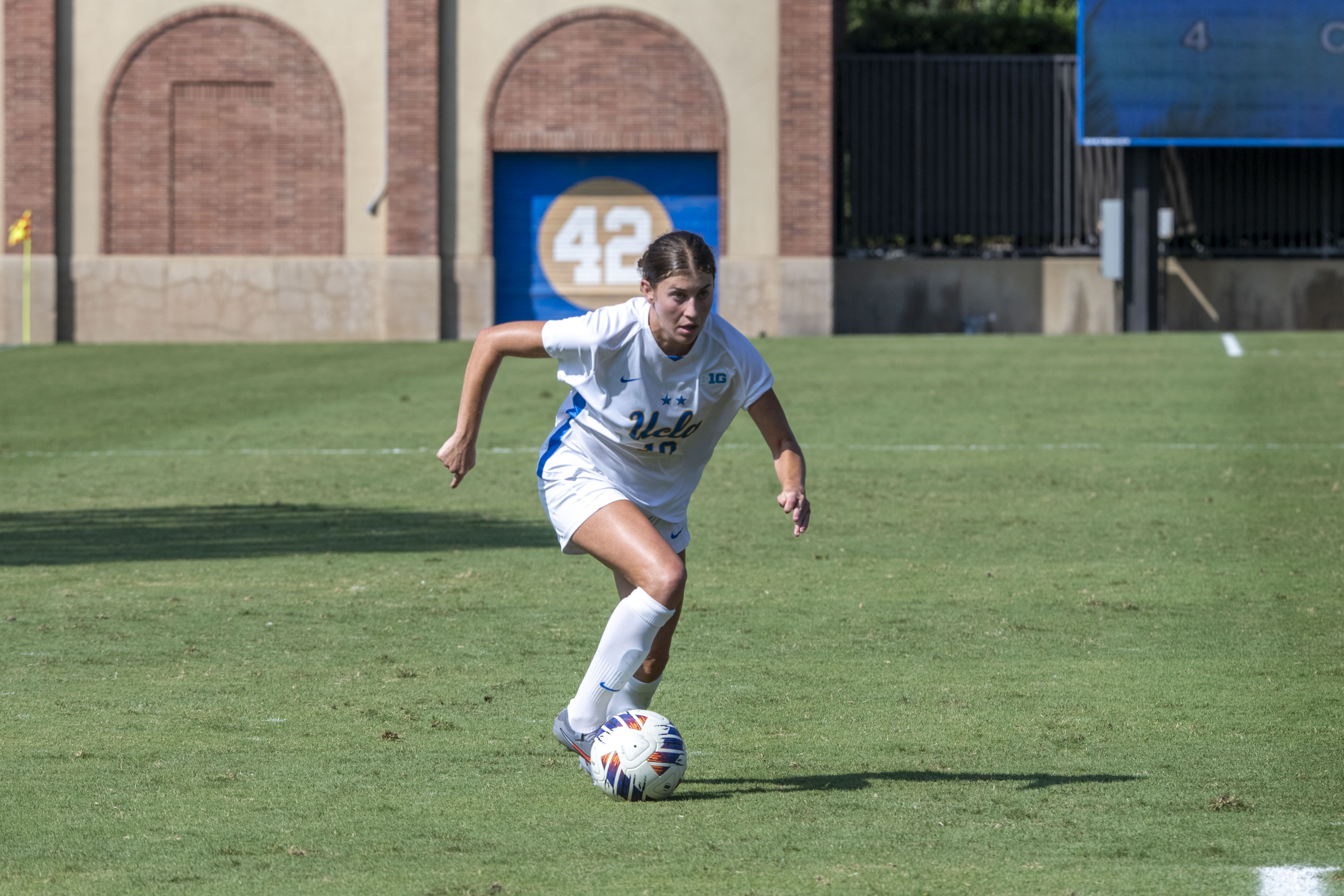 Redshirt senior midfielder Emma Egizii dribbles the ball. (Leydi Cris Cobo Cordon/Daily Bruin senior staff)