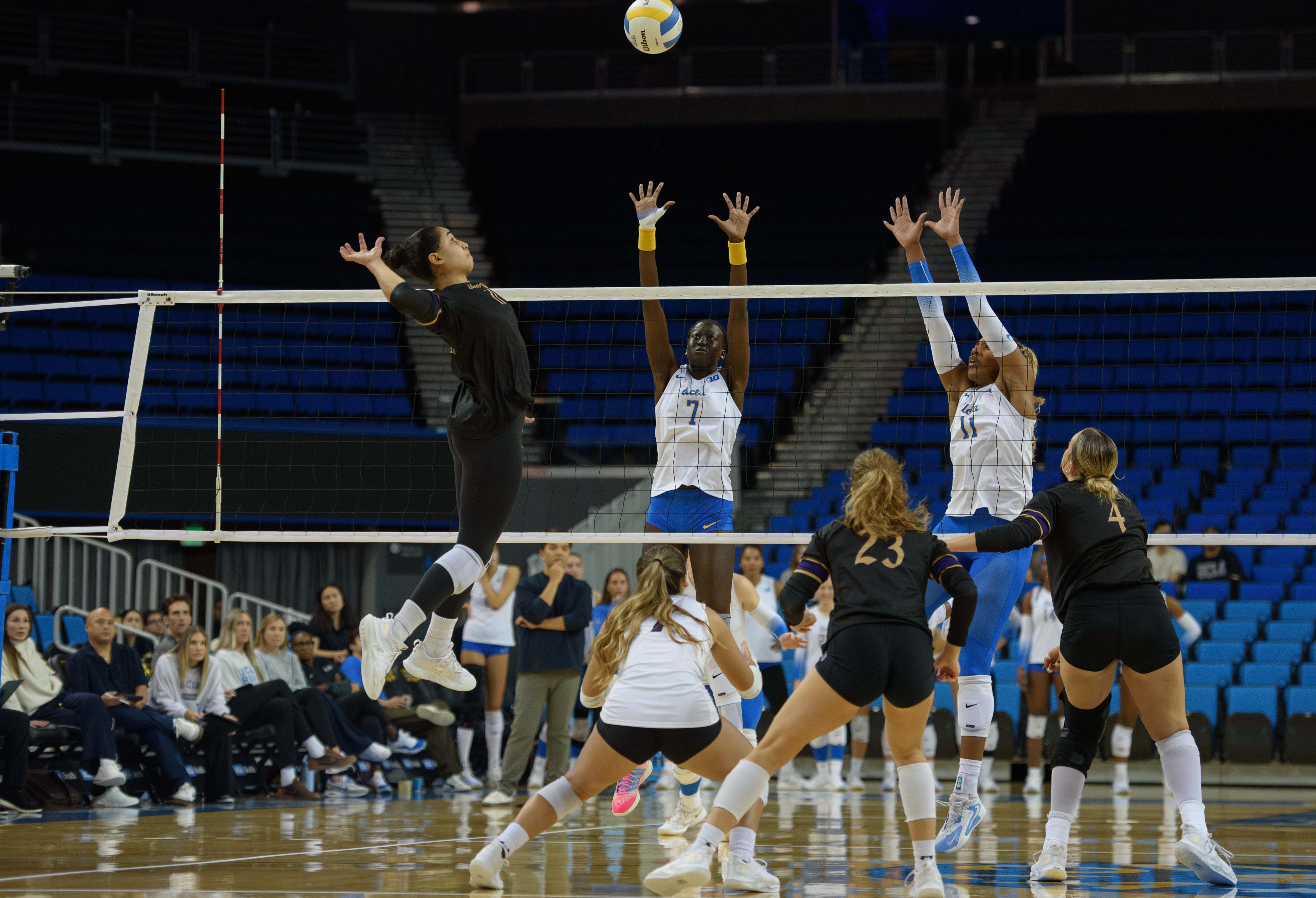 Redshirt junior middle blocker Marianna Singletary and graduate student opposite hitter Phekran Kong go up for a block. (Brianna Carlson/Daily Bruin staff)