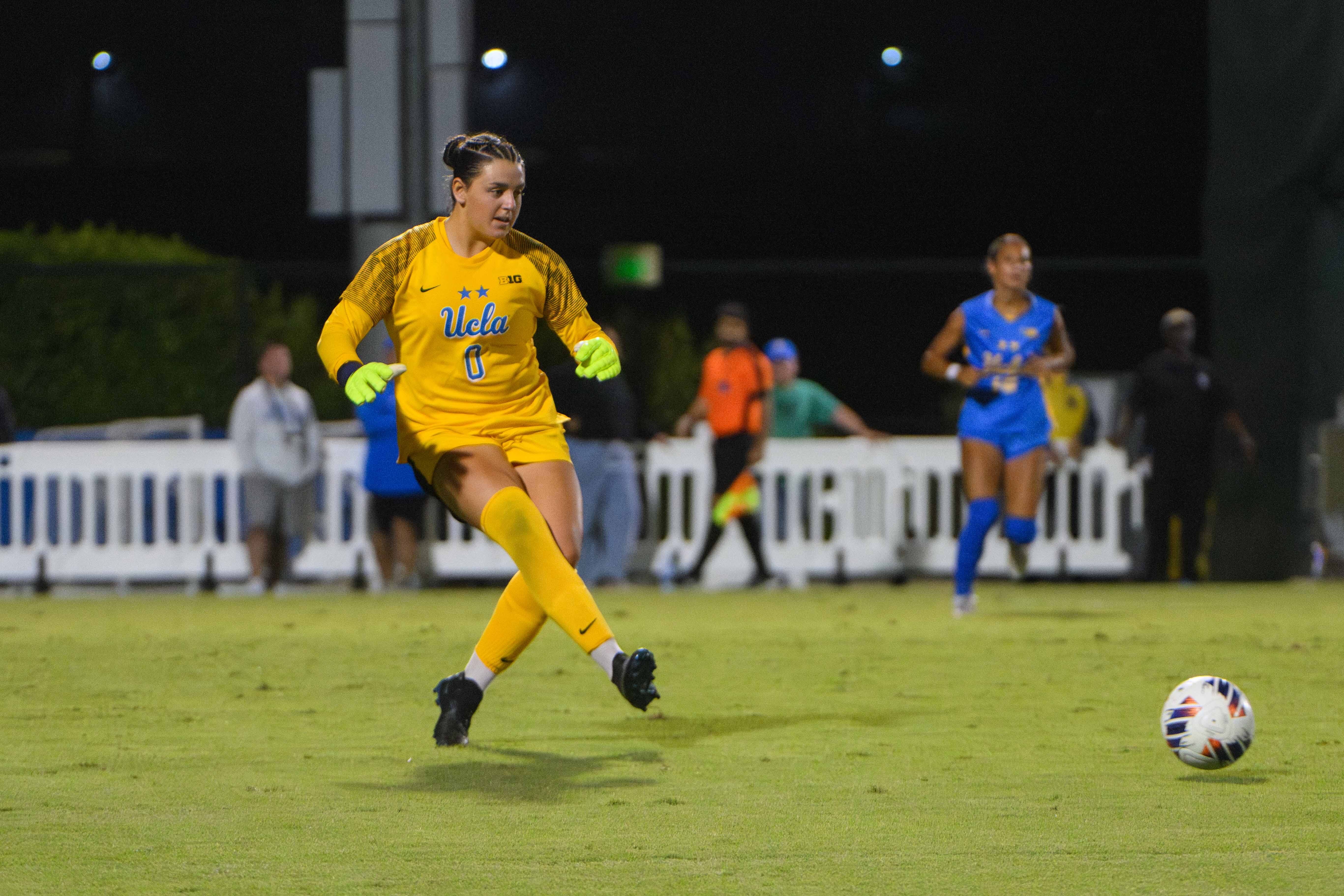 Freshman goalkeeper Daphne Nakfoor passes the ball. Nakfoor had three saves and conceded two goals in Thursday’s matchup.
