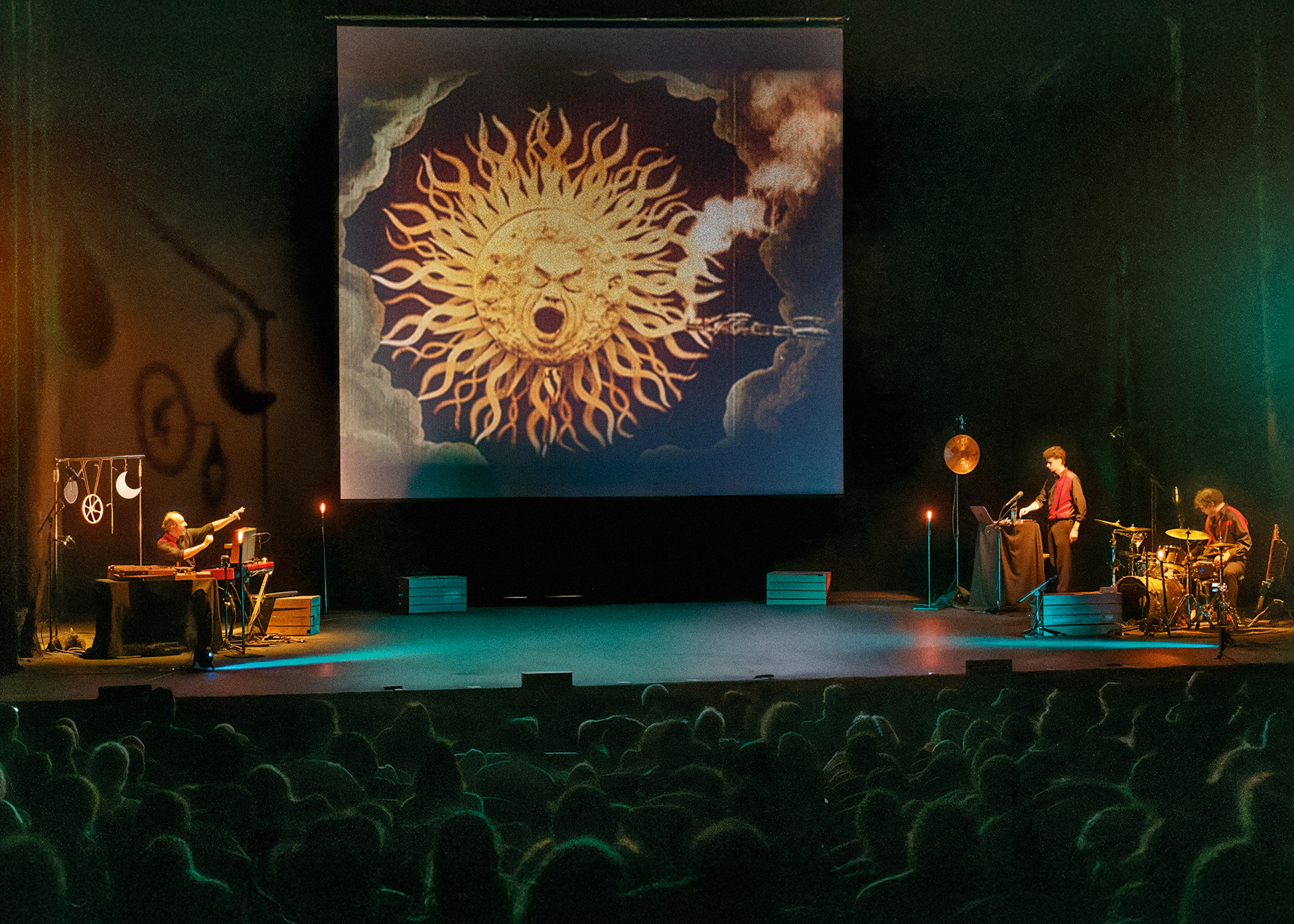 A performance of "Right in the Eye" shows a projection of Georges Méliès&squot; 1904 film "The Impossible Voyage." The show features an original score created by pianist and composer Alcoléa. (Courtesy of Vosmikova Isabella photography – VIP)