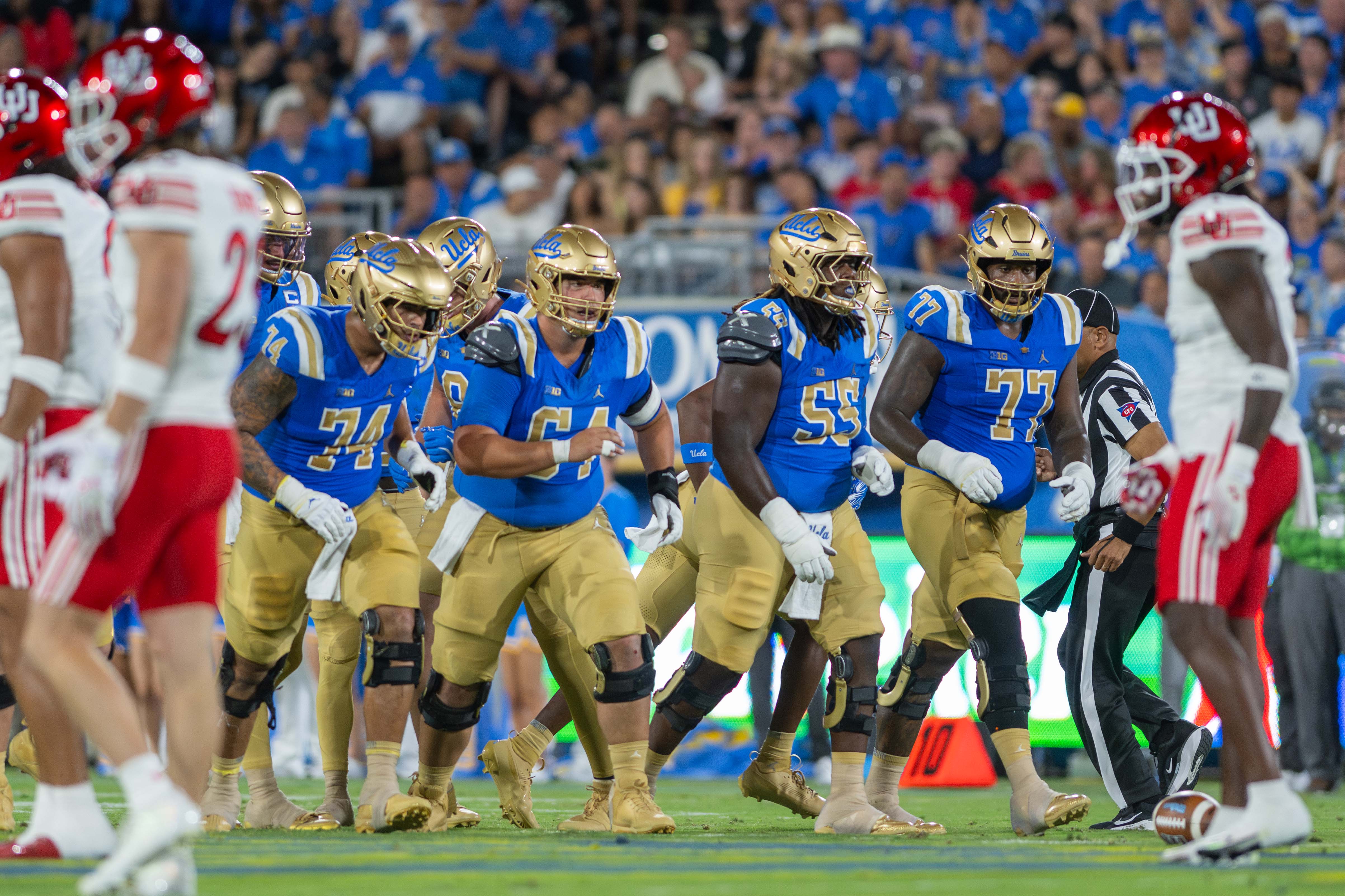The UCLA offensive line leaves the huddle and prepares to get ready for the snap. (Aidan Sun/Assistant Photo editor)