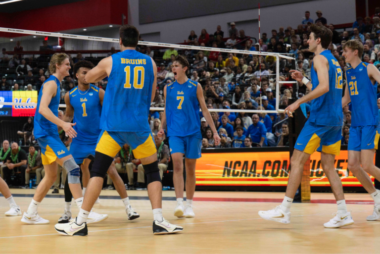 Le volleyball masculin de l’UCLA doit poursuivre sa croissance pour remporter à nouveau le championnat national