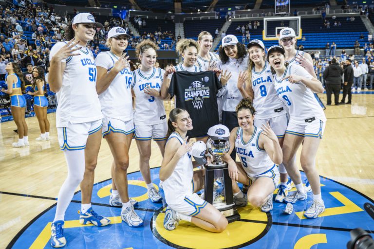 Women’s basketball defeats Wisconsin, receives Big Ten regular season trophy