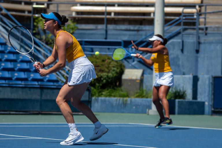 Bruins sweep Illinois 4-0 despite chilly conditions, challenging singles play