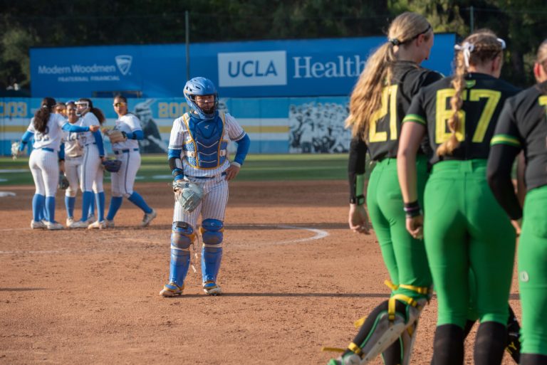 Softball falls to Oregon in 2nd home loss of season, drops series