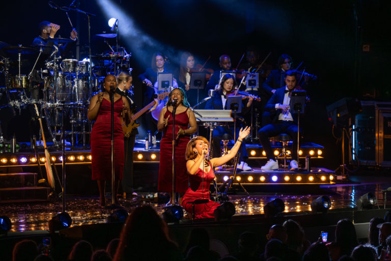 Concert review: Raye claims ‘This Tour May Contain New Music.’ It does, and brings much more.