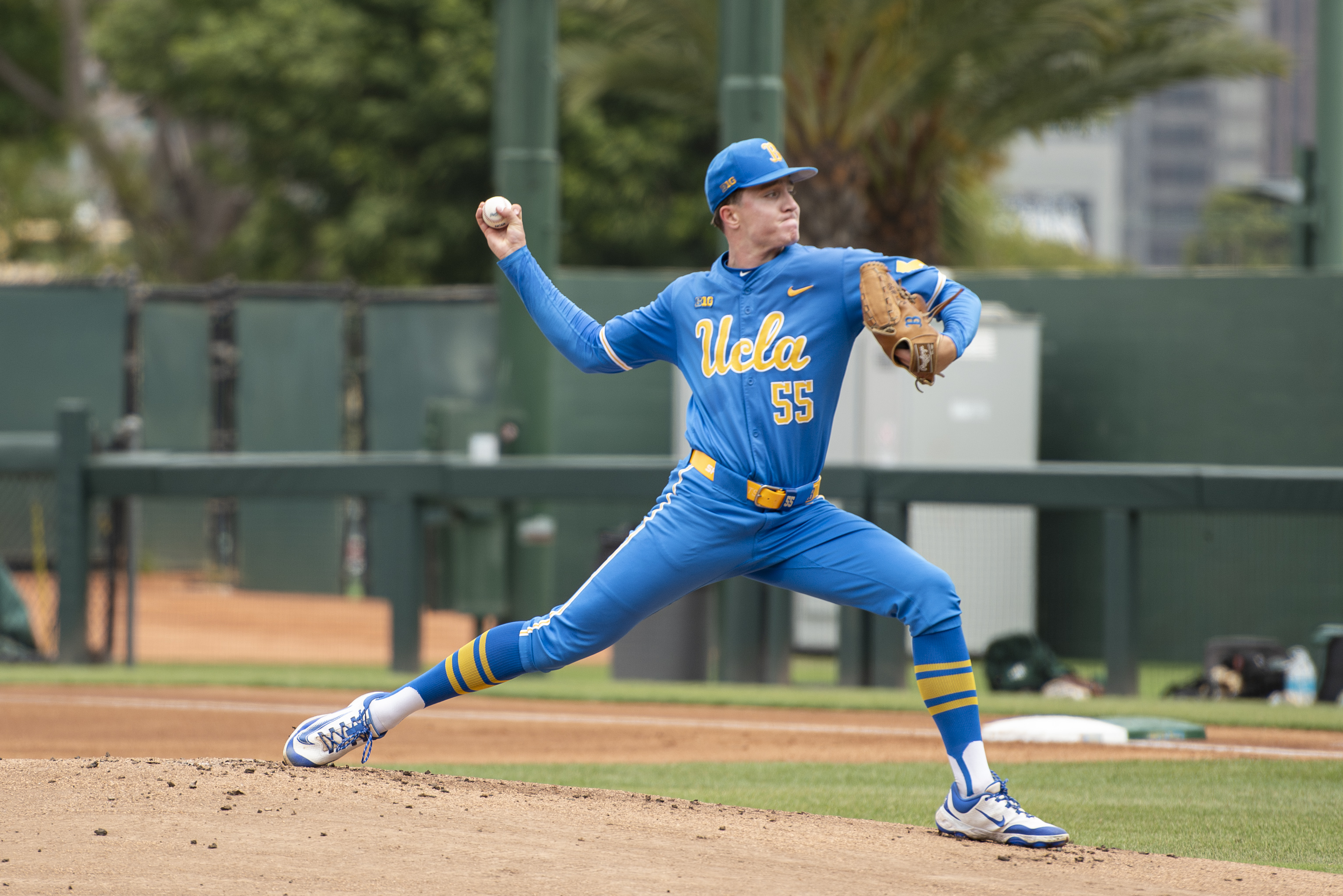 Senior right-hander Michael Barnett delivers home. (Alexis Muchnik/Daily Bruin)