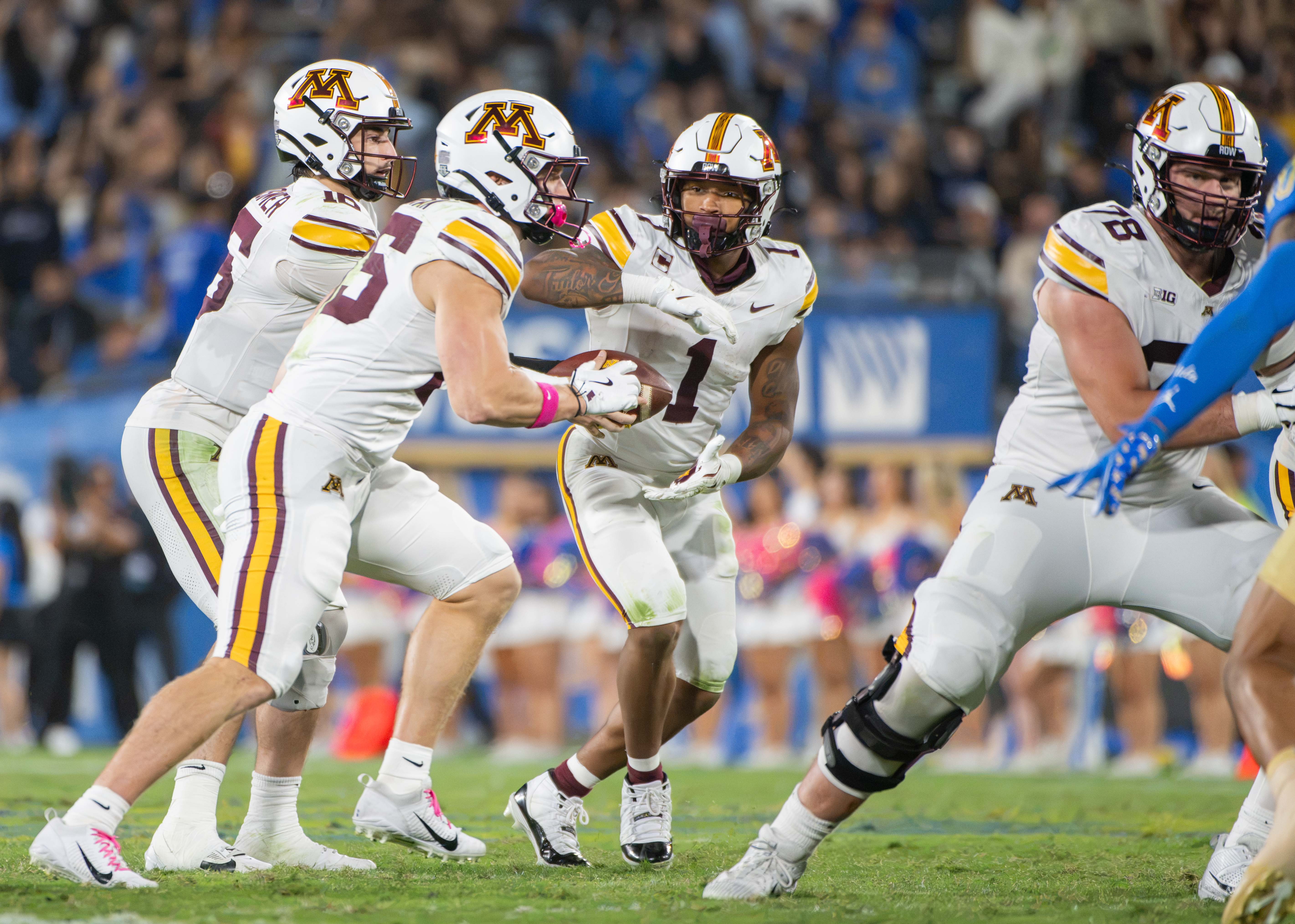 Taylor receives a handoff. (Daily Bruin file photo)
